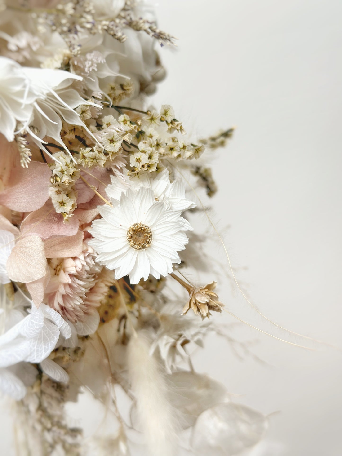 Close up view of preserved flowers bridal bouquet. A detailed close-up of the bouquet, highlighting the intricate floral textures and soft color transitions.
手捧花的特写镜头,突显花材的精致纹理和柔和的色彩渐变。