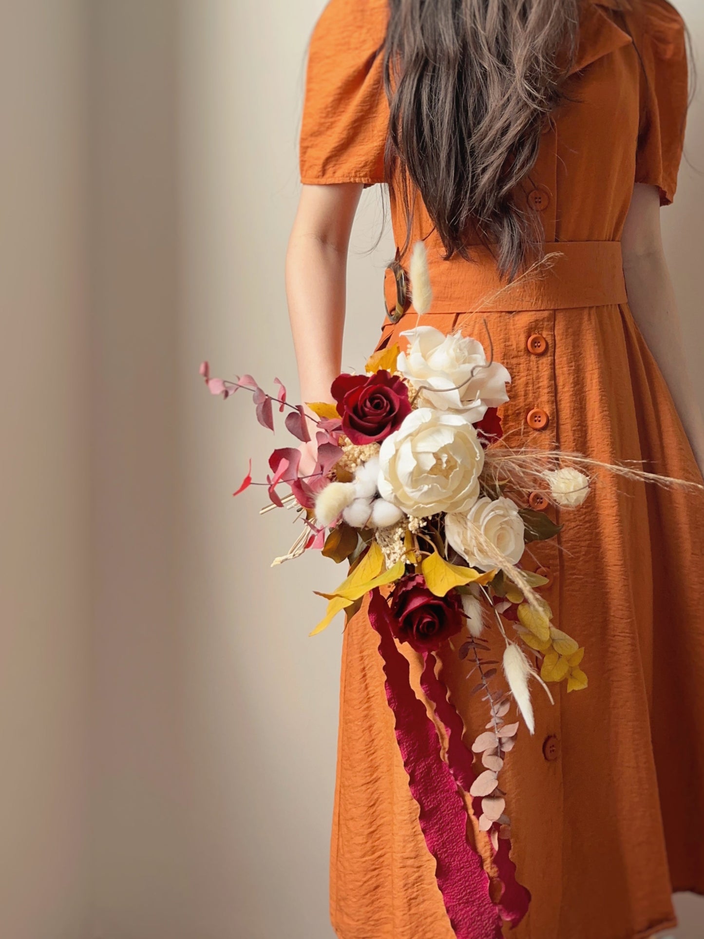 The bouquet’s organic drape enhances its natural and effortless beauty.
捧花的自然垂坠感,使其更显随性之美。