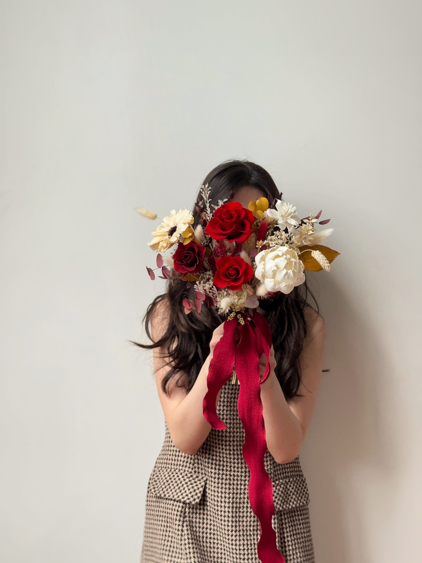 Designed for brides who adore rich, earthy tones with a hint of rustic elegance.
专为喜爱浓郁大地色调与田园优雅风格的新娘打造。