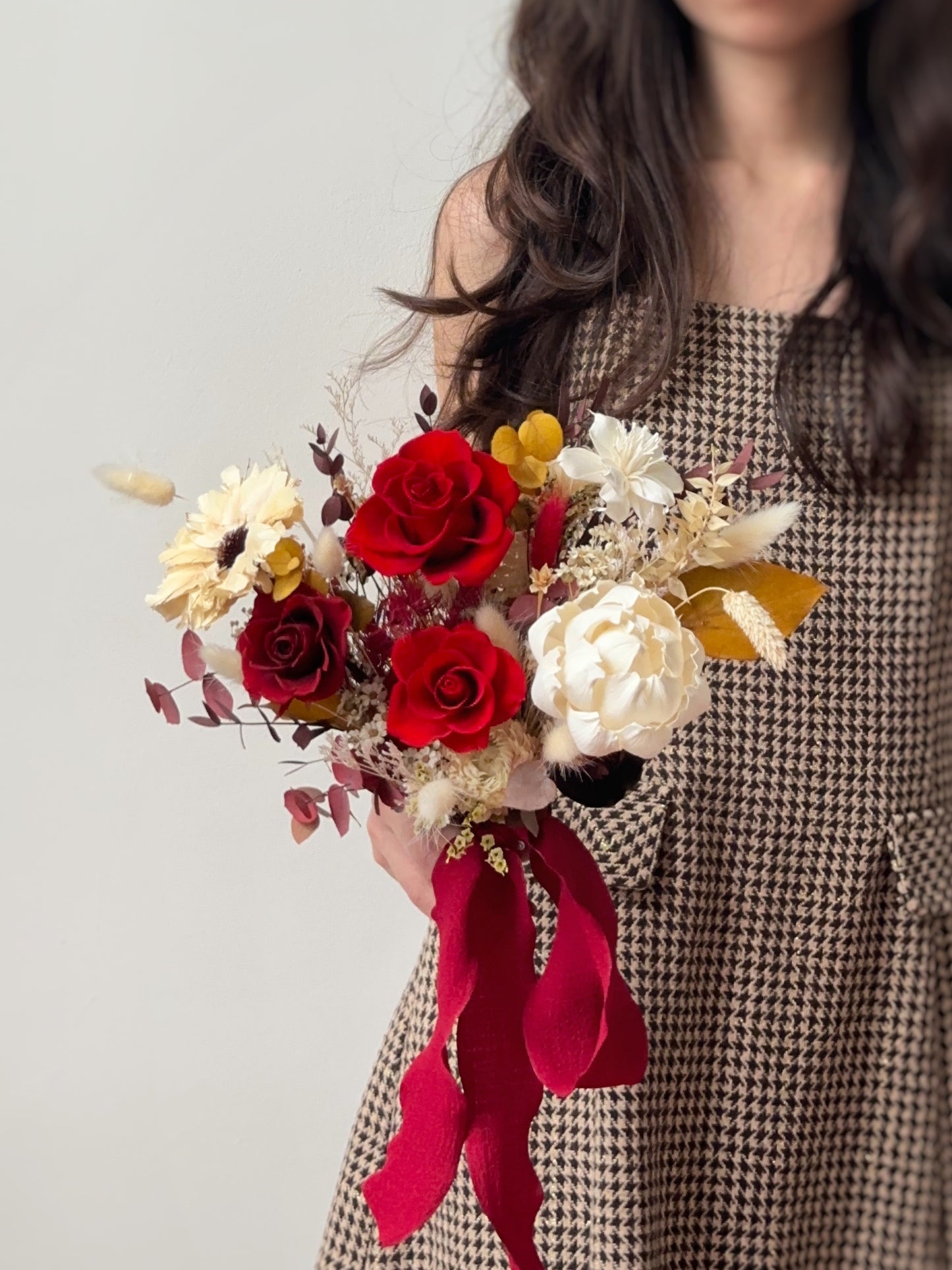 close-up of the rich red and mustard yellow preserved flowers, showcasing their velvety texture and depth.
深红与芥末黄永生花的特写,呈现丝绒质感与立体层次。