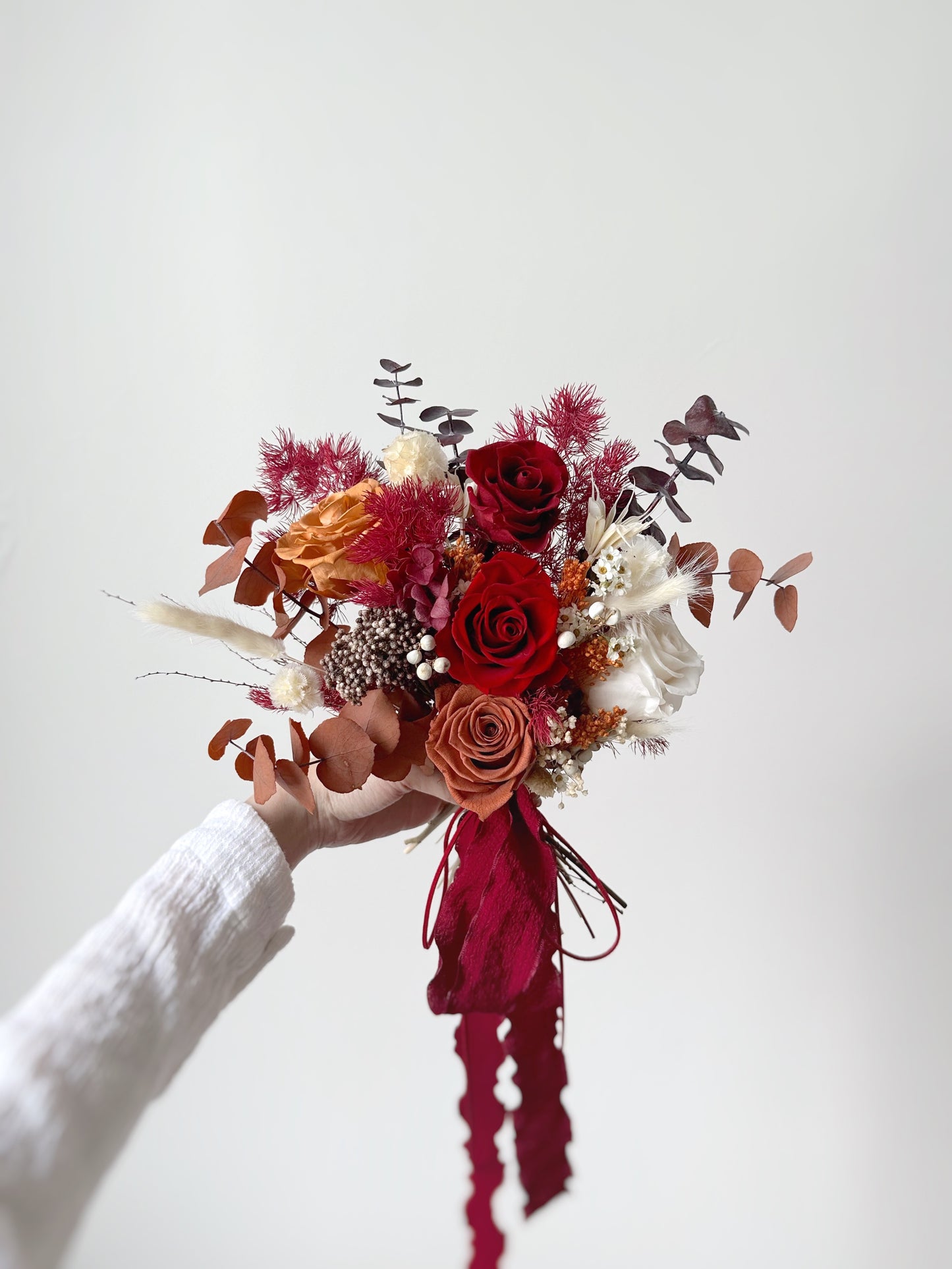 The mix of deep maroon and golden undertones adds depth and richness to the bouquet’s overall look.
深栗色与金黄色调的融合,赋予捧花层次感与丰盈质感。