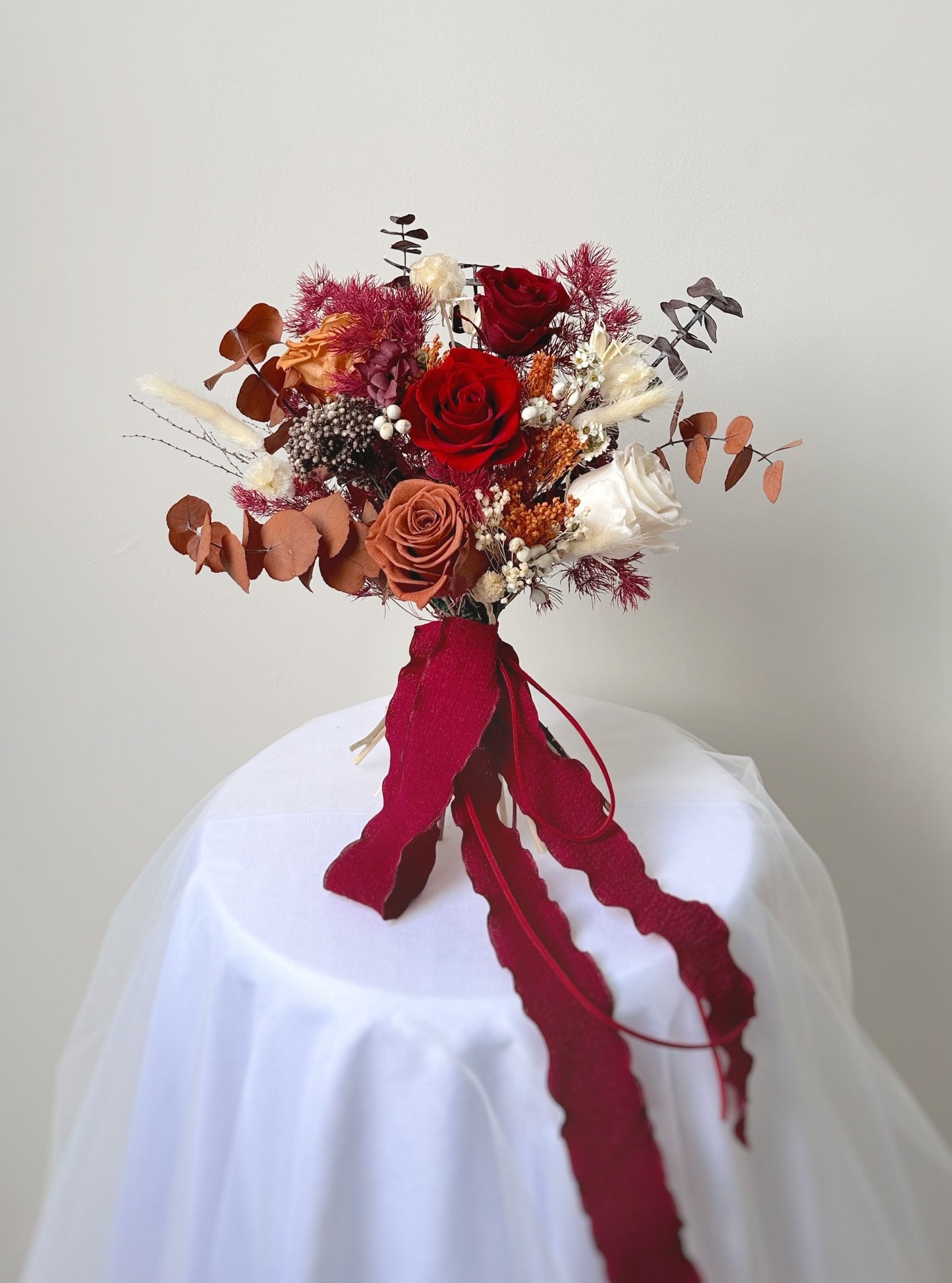 beautifully arranged bouquet that radiates warmth, passion, and seasonal charm.
精致的捧花设计,散发温暖、热情与秋季魅力。