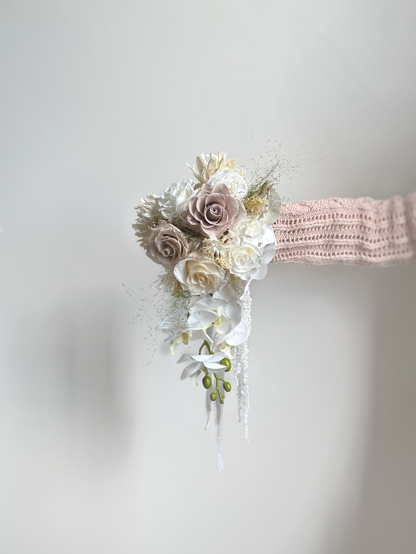 A cascading bouquet flowing beautifully from every angle, complementing the bride’s silhouette with effortless romance.
瀑布形捧花从各个角度都展现流畅美感,与新娘身形相映成趣,尽显浪漫气息。