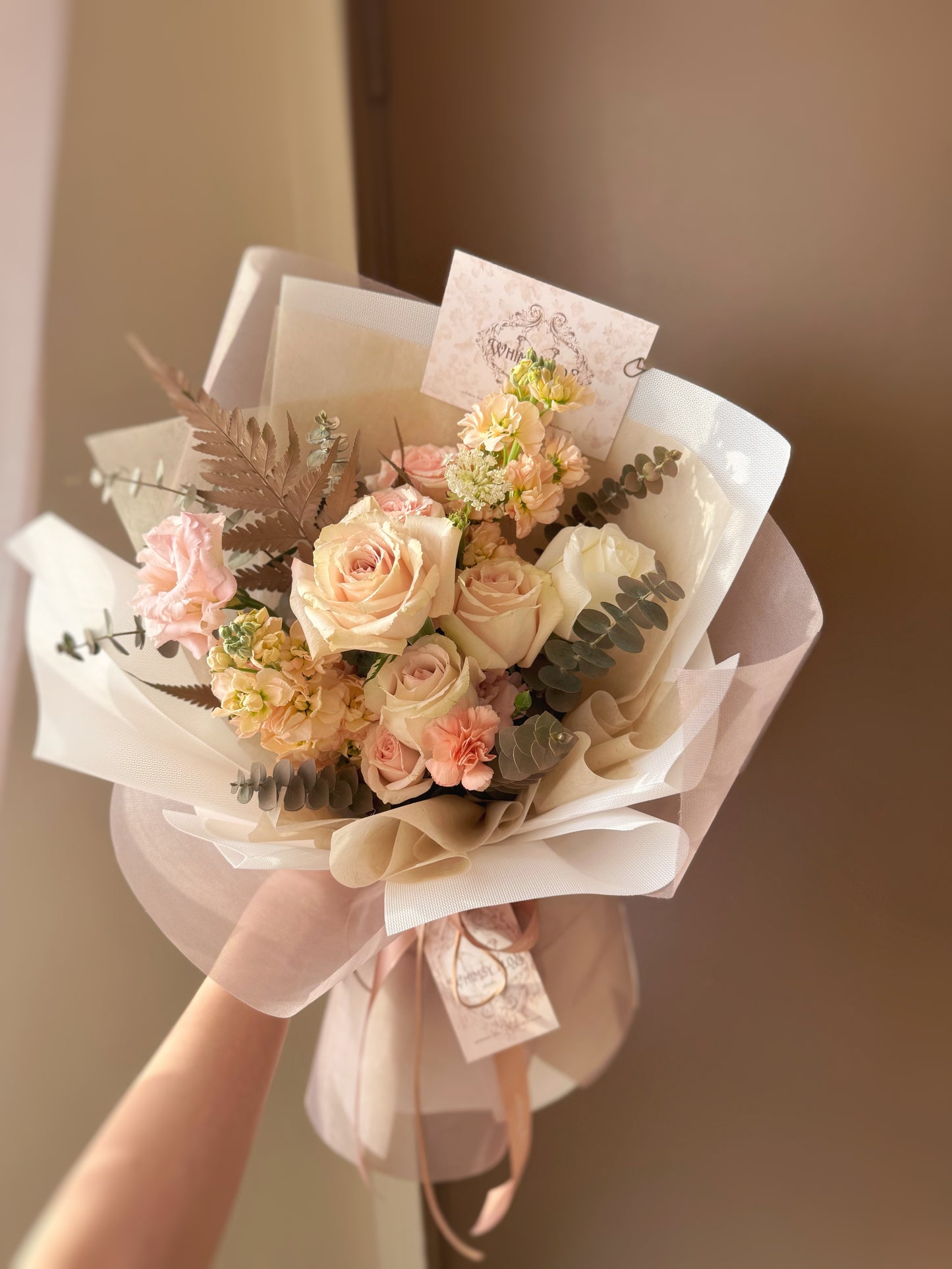 Top view of pastel neutral bouquet with brown-pink tones, showing soft round arrangement and delicate floral textures.
俯拍镜头呈现粉棕色系花束,整体造型圆润,质感柔和细腻。
