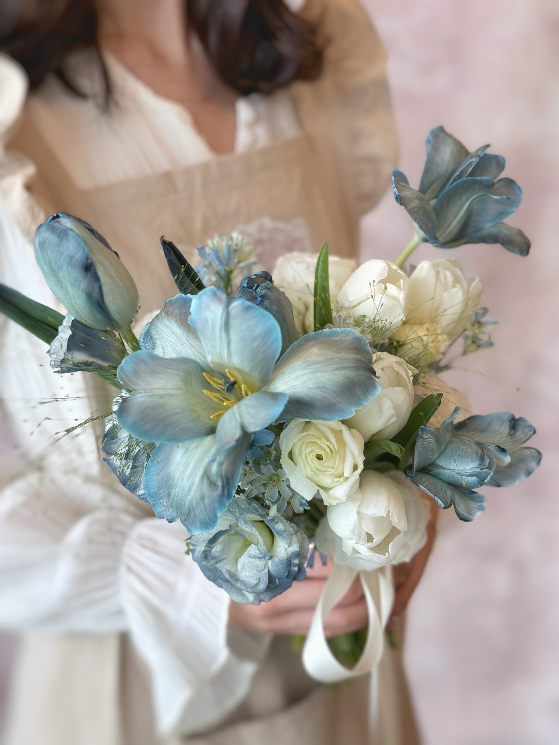 A close-up of delicate stem dyed dusty blue tulips, capturing their soft texture and elegant charm
近拍灰蓝色染色郁金香,展现柔美质感与优雅气息