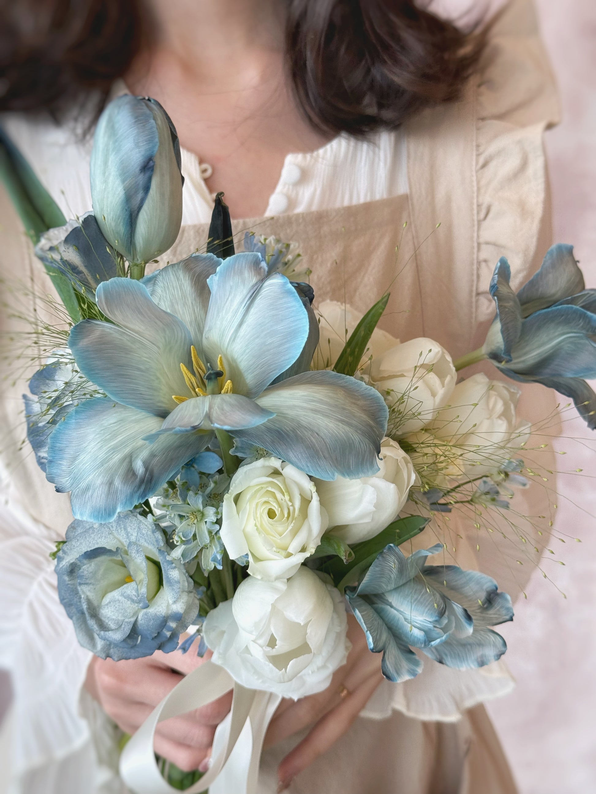 Dreamy dusty blue flowers, meticulously arranged to create a bouquet fit for a fairy-tale wedding
精心搭配的梦幻灰蓝色花束,宛如童话婚礼般唯美