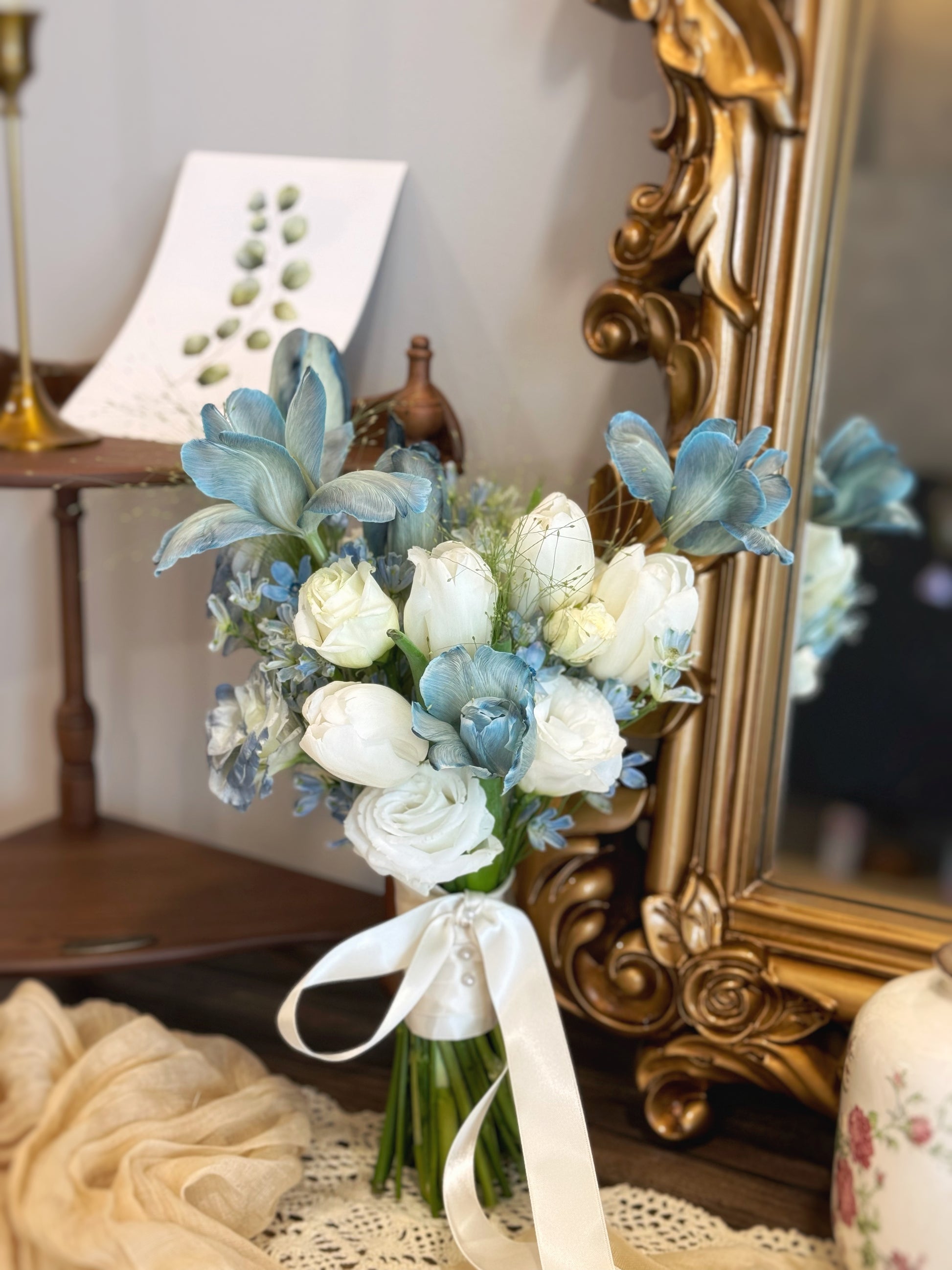 The delicate balance of pastel blue hues and lush florals, symbolizing tranquility and romance
柔和灰蓝色调与精致花材的完美融合,象征宁静与浪漫