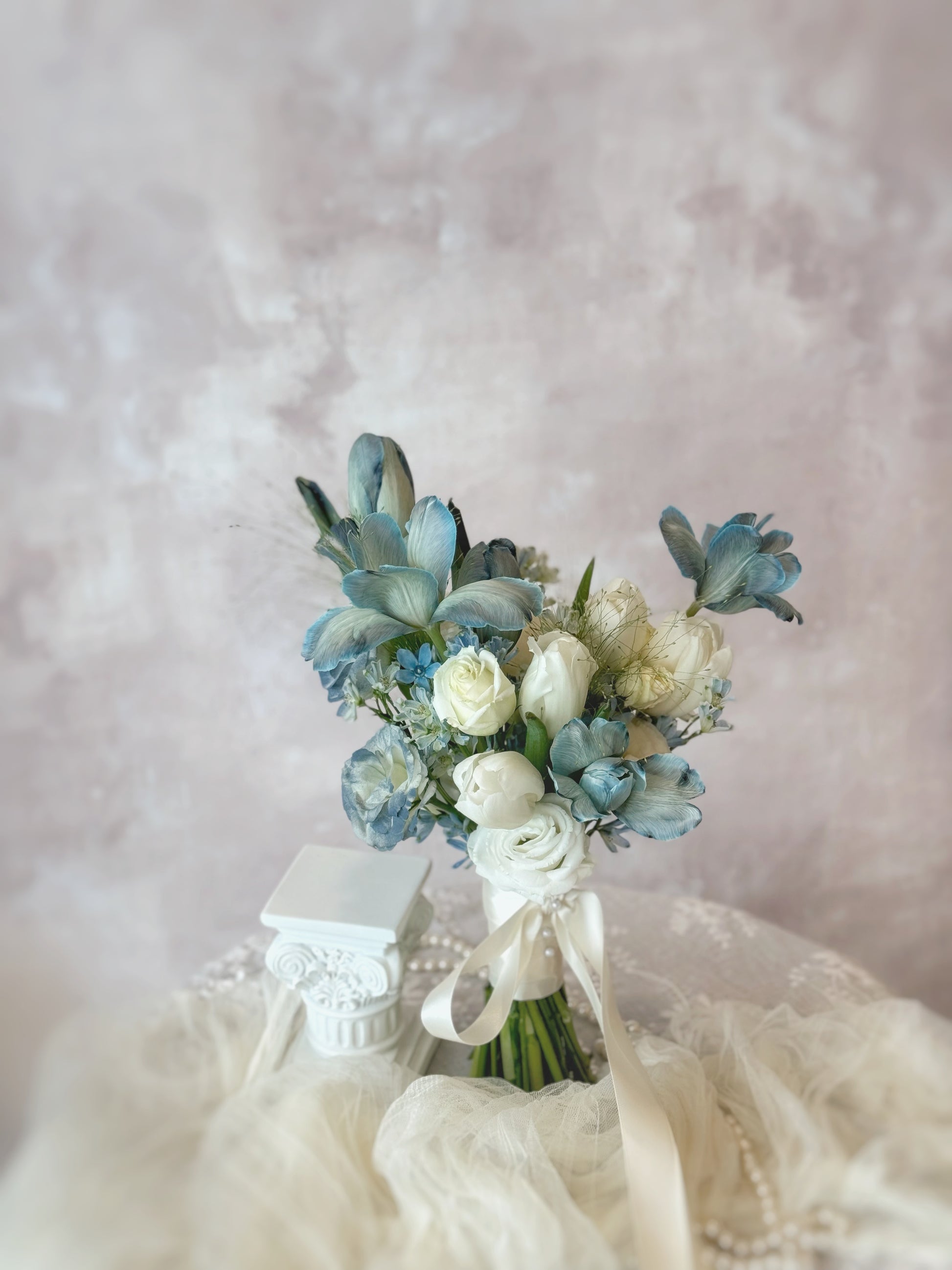 A fairy-tale-inspired bouquet with delicate dusty blue flowers, perfect for an ethereal wedding look
仙境般的灰蓝色捧花,完美呈现梦幻婚礼氛围