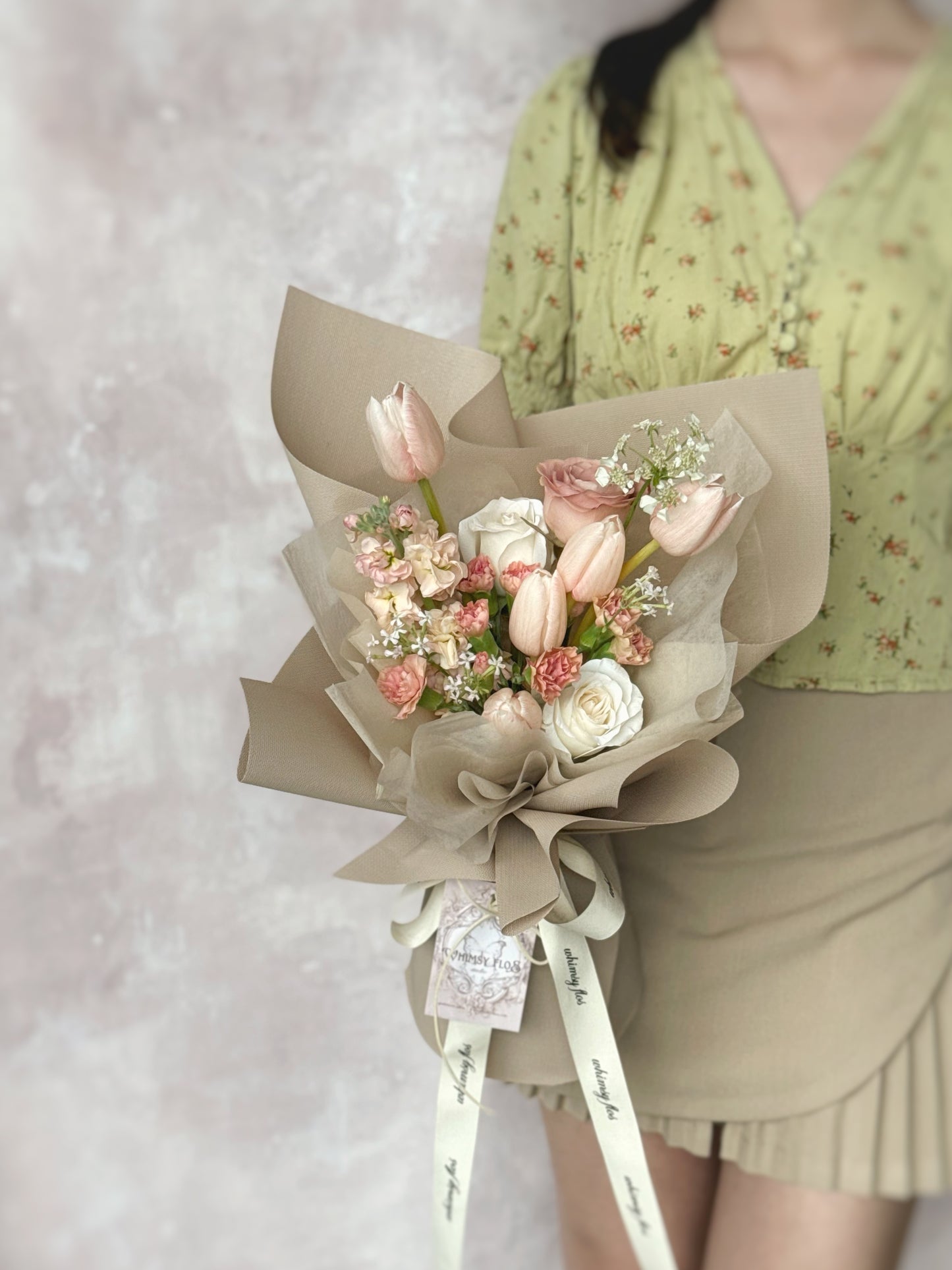 Model holding the Blushie Tulip bouquet, featuring soft blush-toned tulips arranged in a romantic, dainty style. 模特手持Blushie Tulip花束,柔和的腮红色郁金香以浪漫细腻的方式排列。