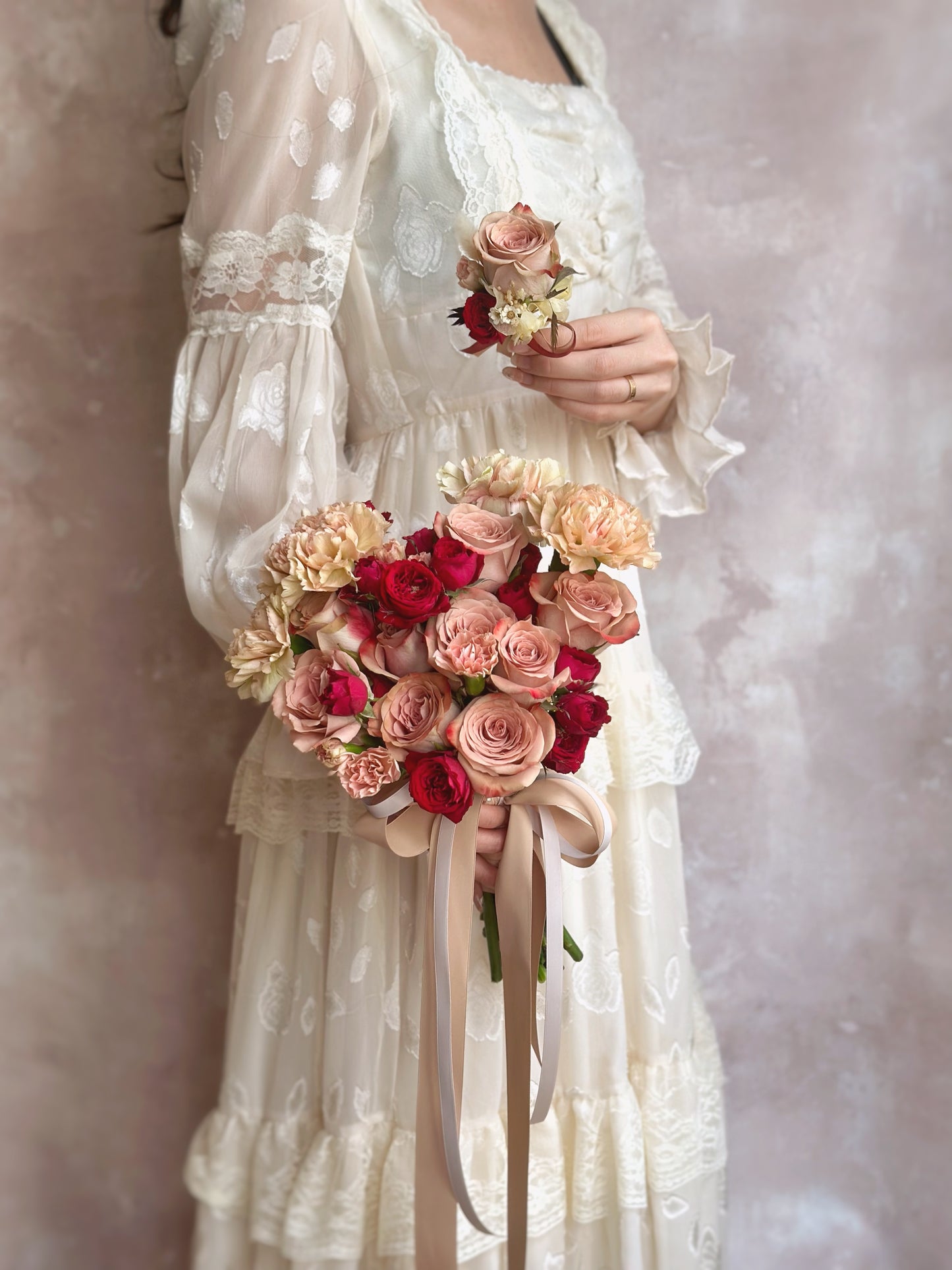 A matching corsage featuring a cappuccino rose and maroon accents, designed to complement the heart-shaped bouquet’s romantic theme.
搭配胸花,采用卡布奇诺玫瑰与酒红点缀,与心形捧花的浪漫主题相得益彰。