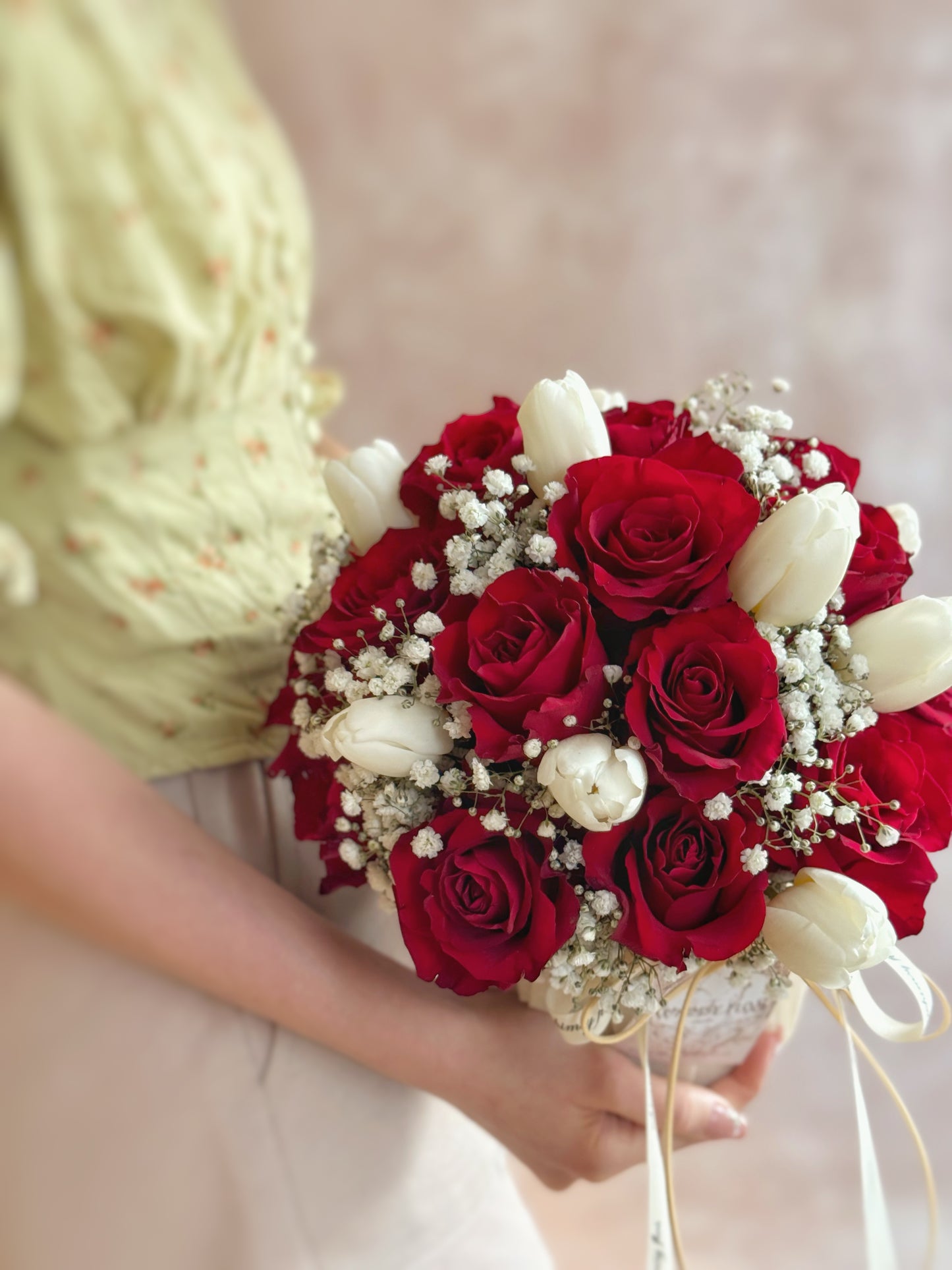 Close-up of red rose petals, soft tulip curves, and the dainty texture of baby’s breath, emphasizing the bouquet’s romantic details.
特写镜头聚焦红玫瑰花瓣、郁金香的柔美曲线与满天星的细腻质感,呈现浪漫细节。