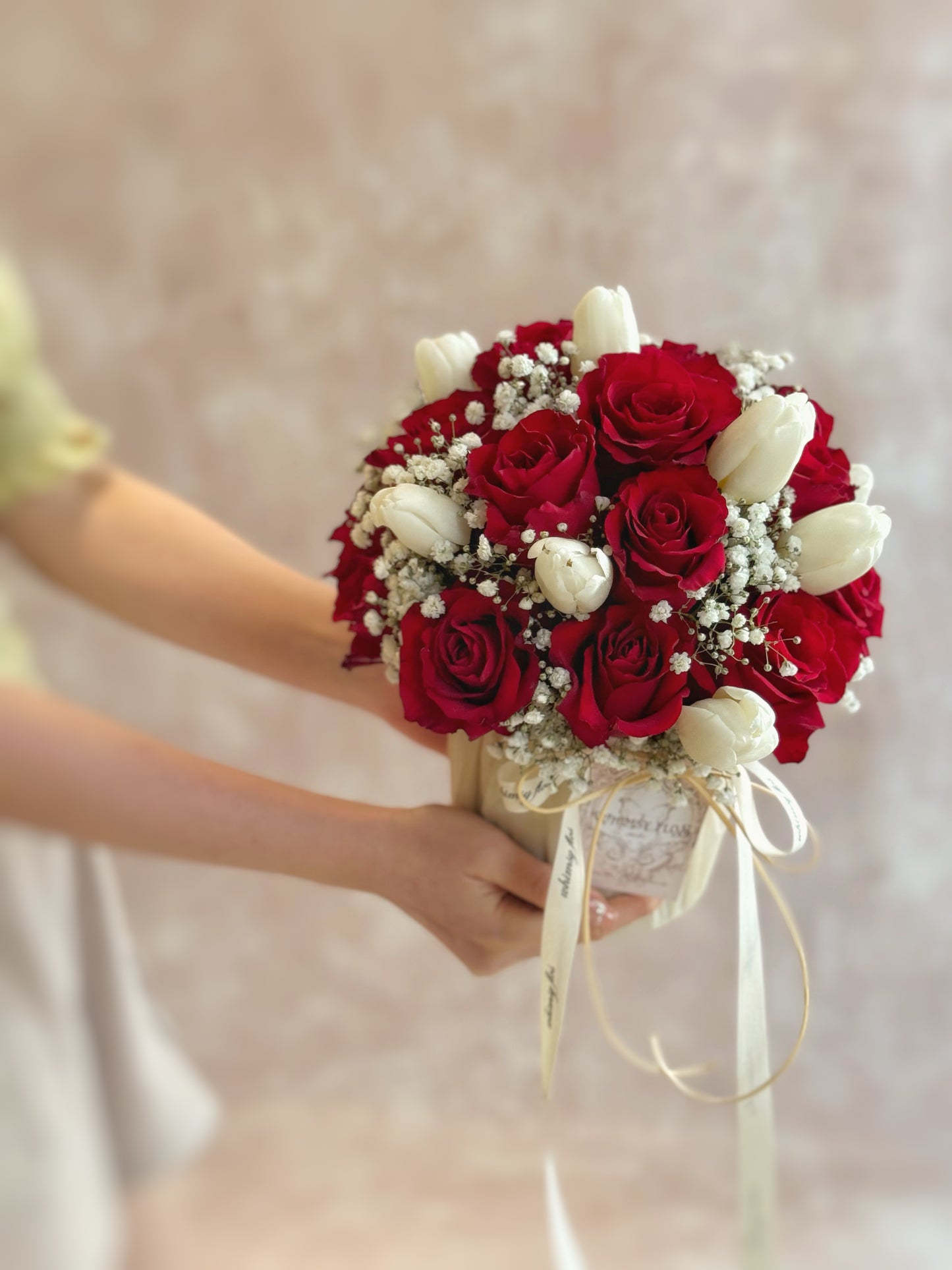 Model holding the bloom box gently in both hands, showcasing its elegant dome shape and balanced floral design — ideal for heartfelt gifting.
模特双手托起花盒,展现优雅圆顶造型与平衡美感,适合用于表白、纪念日等温柔时刻。