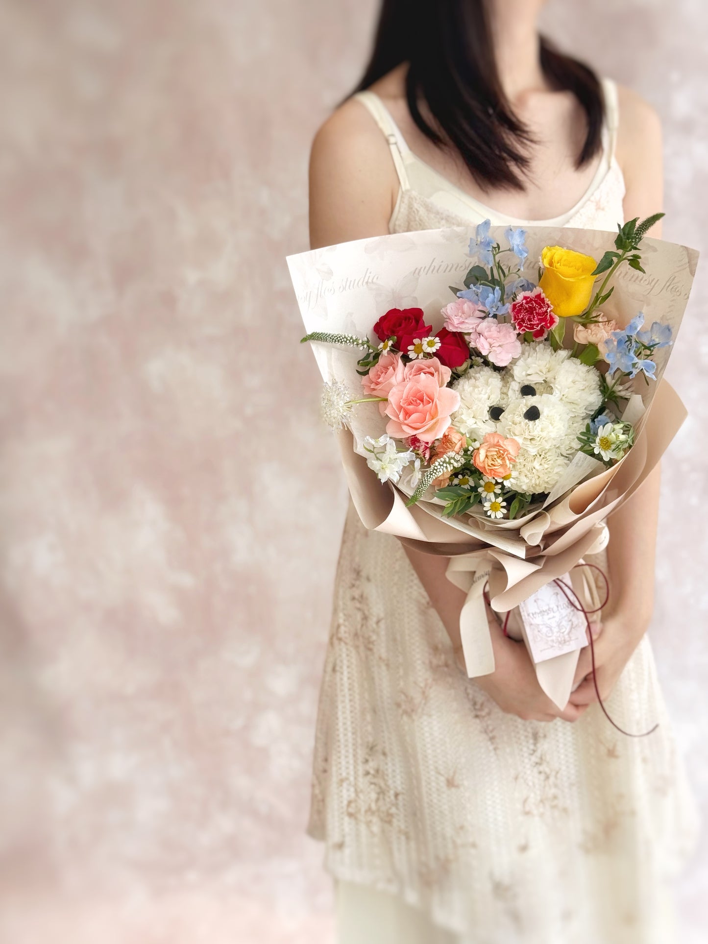 Model holding the bouquet in both hands, showcasing the puppy face and playful garden blooms — a joyful and heartwarming gift.
模特双手捧着花束,展现可爱小狗造型与缤纷花材,是充满童趣与幸福感的礼物。