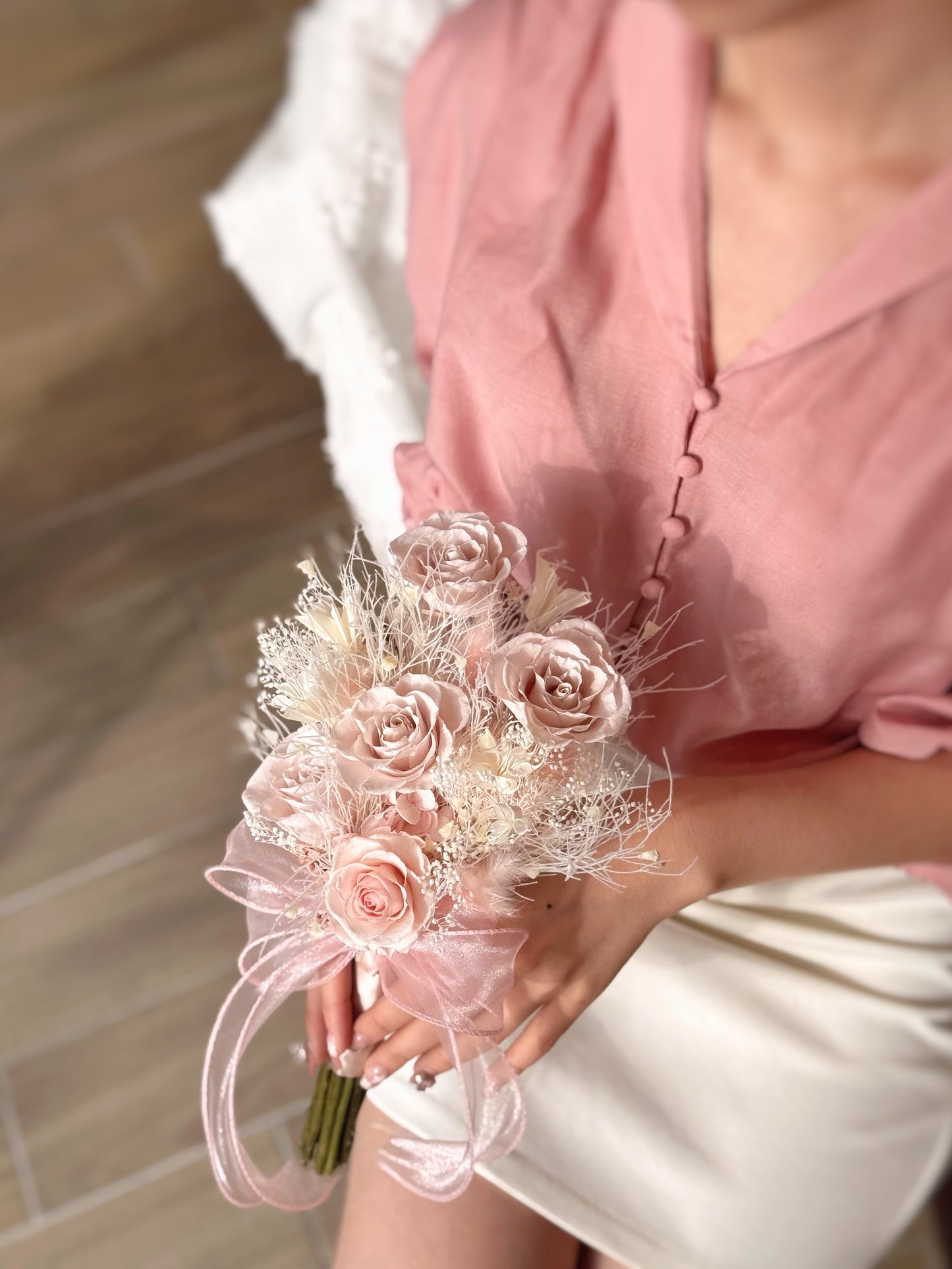 A close-up view of the Chloe bouquet, highlighting the sweet preserved pink roses and soft hydrangeas in a petite and charming design.
“Chloe”花束的特写,突出了甜美的粉色永生玫瑰和柔软的绣球花,精致迷人。