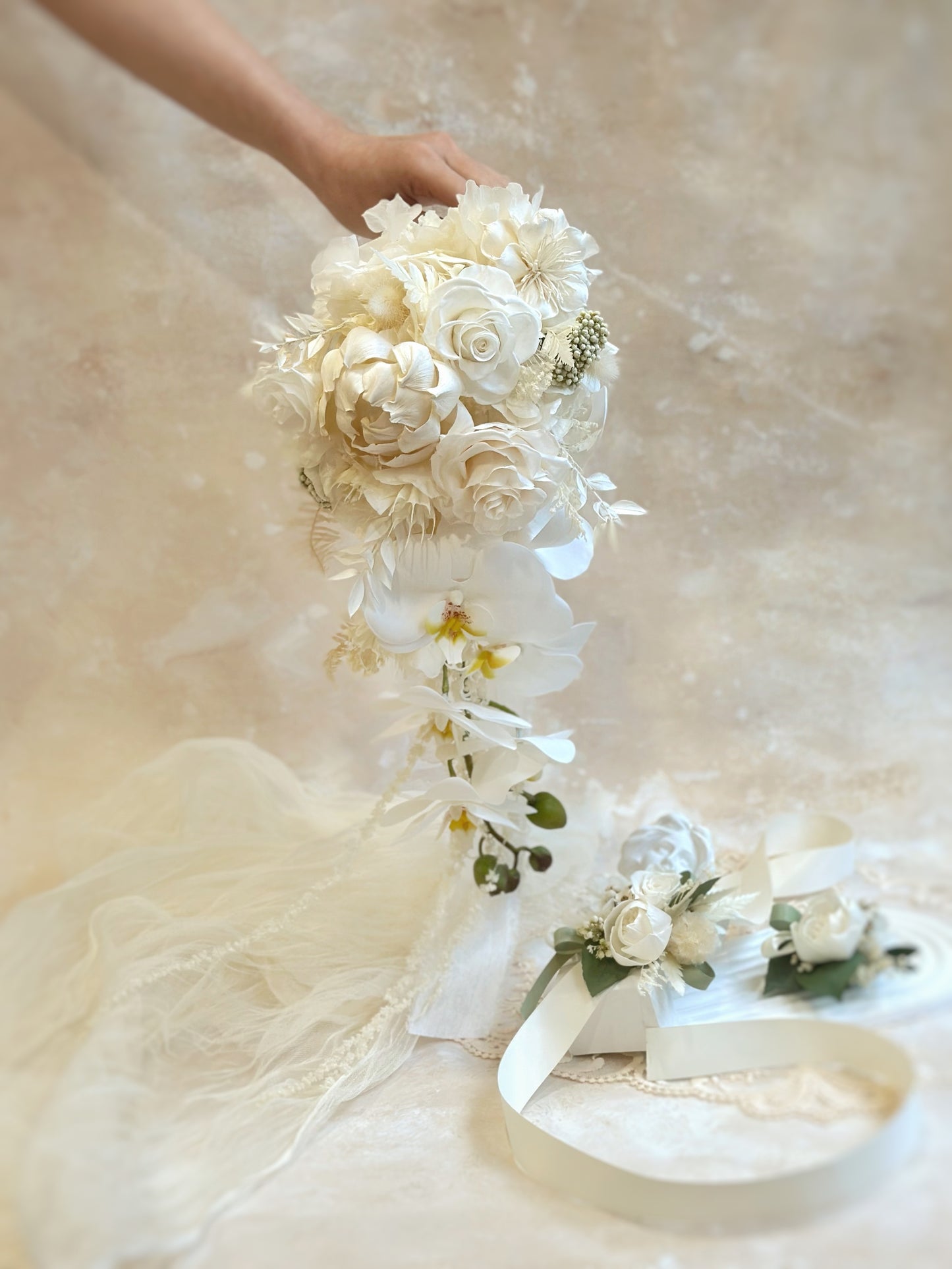 Perfect for the groom, groomsmen, and family members to complete a cohesive wedding floral theme.
适用于新郎、伴郎及家人佩戴,打造和谐统一的婚礼花艺搭配。