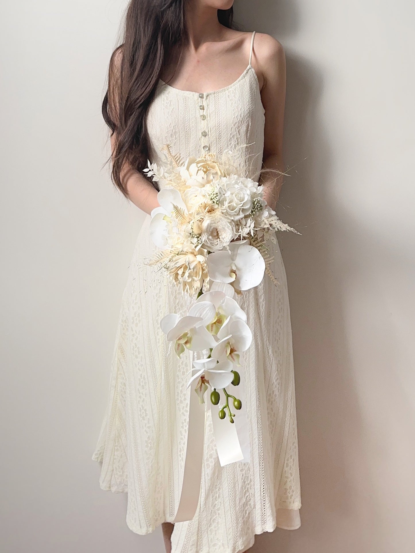 A cascading bouquet that exudes grandeur and elegance, making a statement for the modern bride.
大气优雅的瀑布形捧花,为现代新娘打造华丽耀眼的造型亮点。