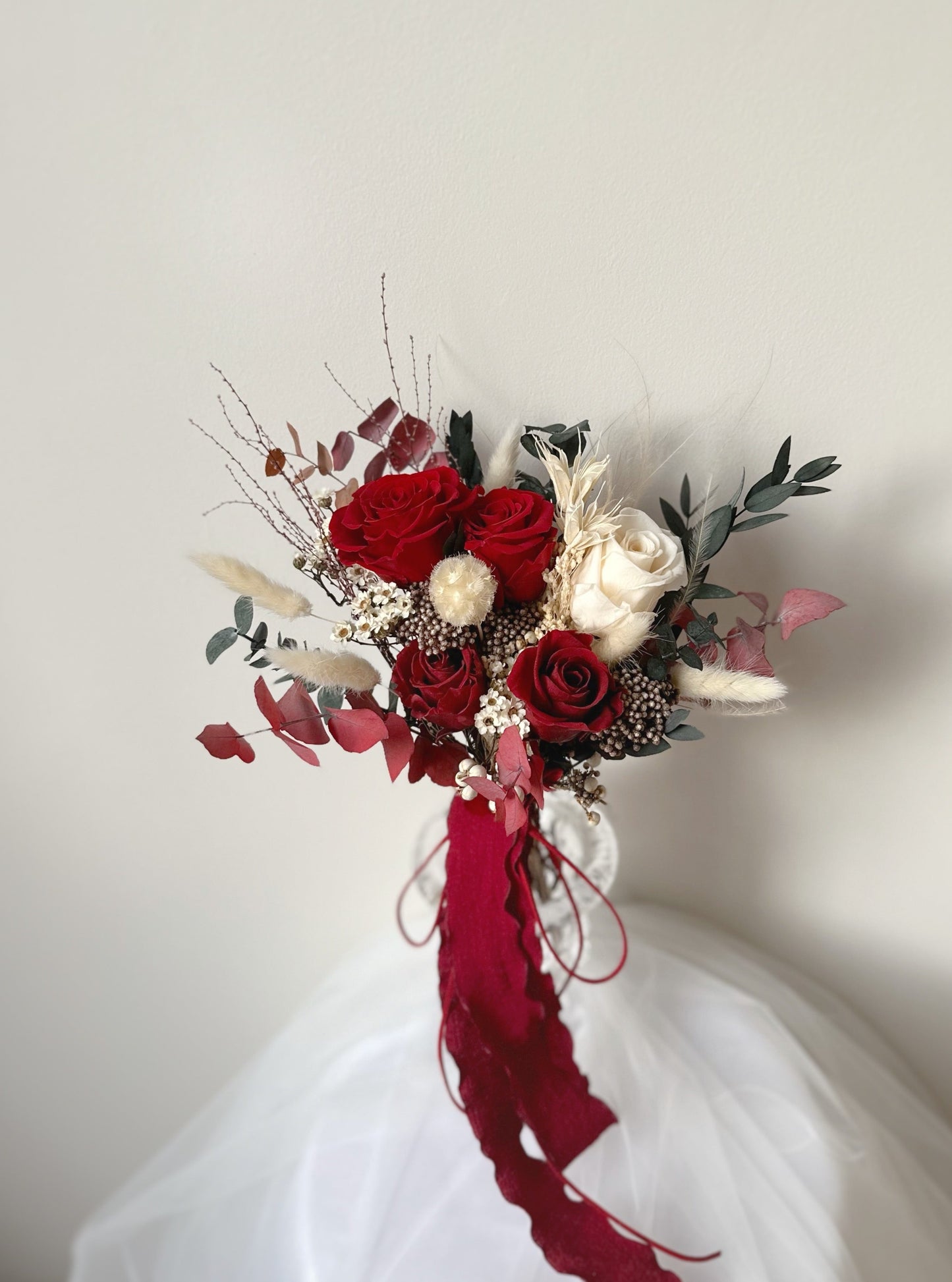 A timeless preserved floral arrangement that exudes passion and sophistication, perfect for a bold bridal statement.
永恒经典的永生花设计,散发热情与优雅,适合自信耀眼的新娘。