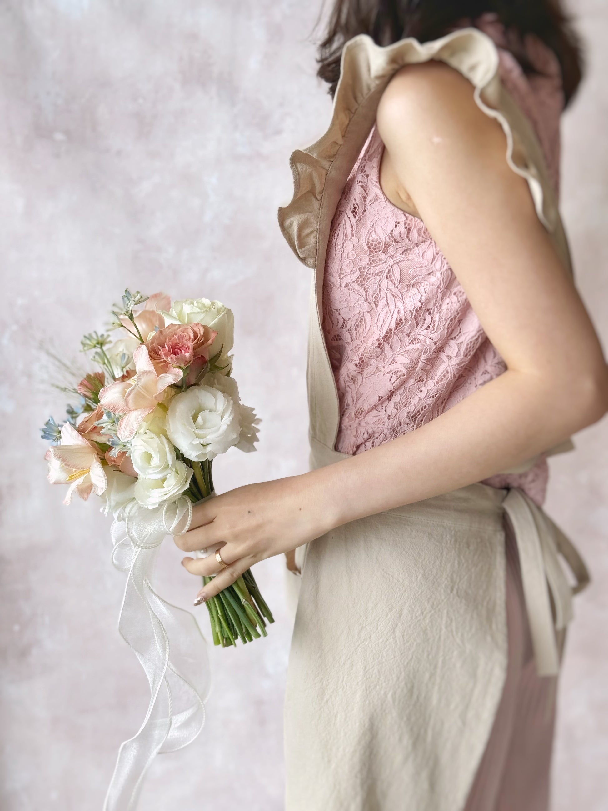 Side view of a whimsical and dreamy bouquet in a model's hands, creating an ethereal, fairytale-like wedding aesthetic
甜美梦幻的新娘捧花,营造如童话般的浪漫婚礼氛围
