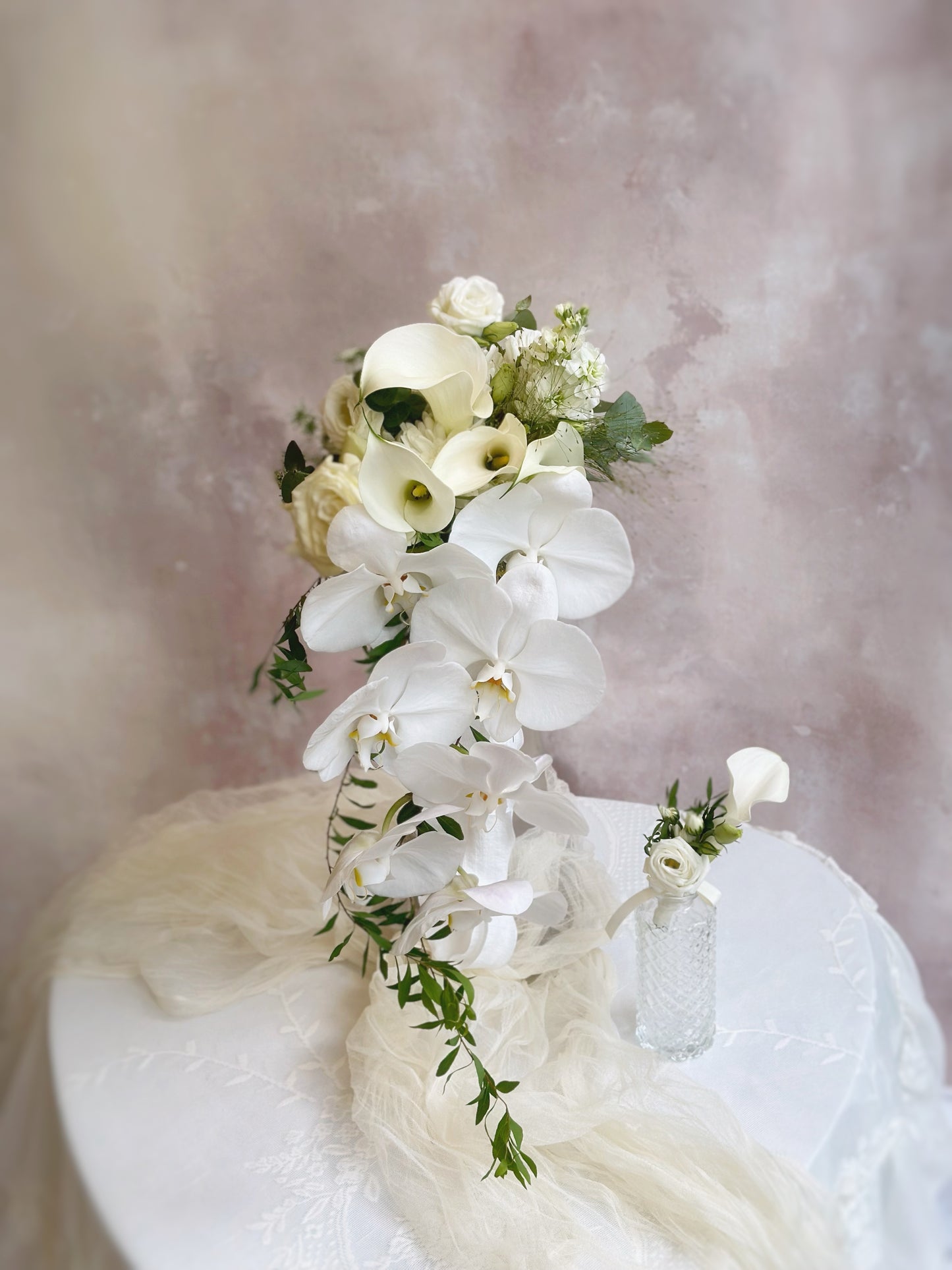 White orchid bridal bouquet and boutonniere set for a sophisticated wedding look
纯白蝴蝶兰新娘捧花与胸花组合,打造高雅婚礼造型