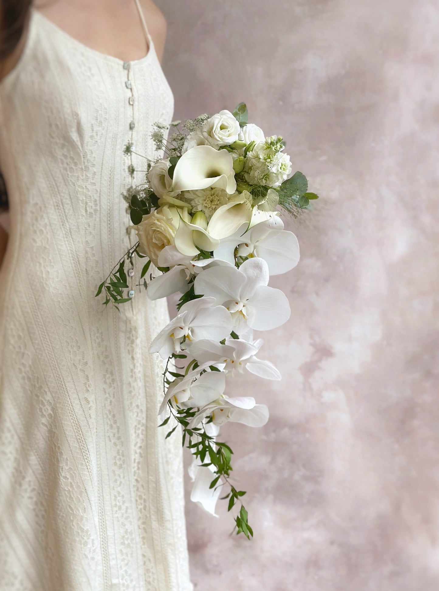 Luxurious Phalaenopsis orchids paired with sleek calla lilies for a refined look
奢华蝴蝶兰与简约马蹄莲相结合,尽显高贵