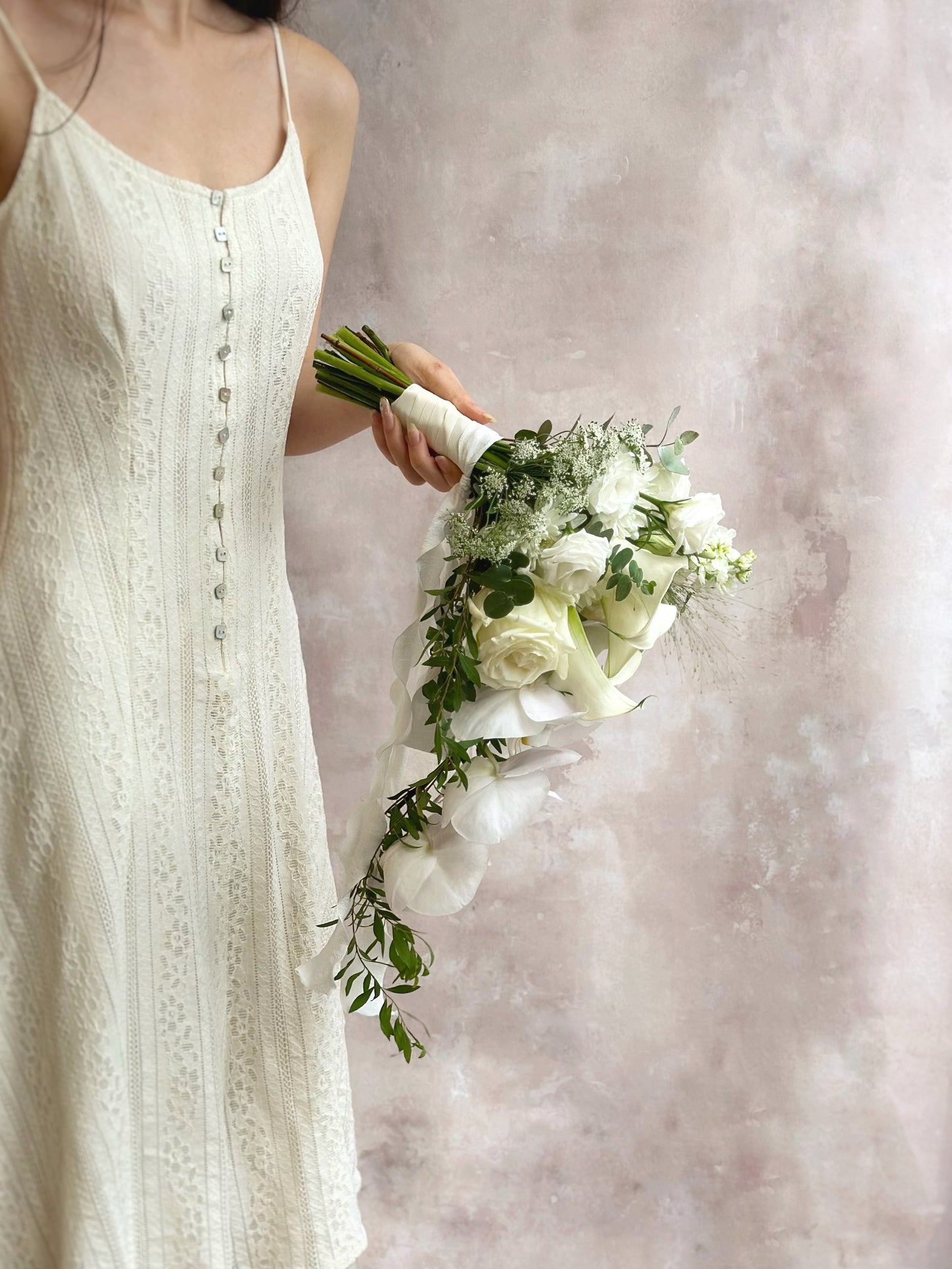 Hand-tied teardrop bouquet with a natural cascading effect
手扎式泪滴形捧花,展现自然垂坠美感