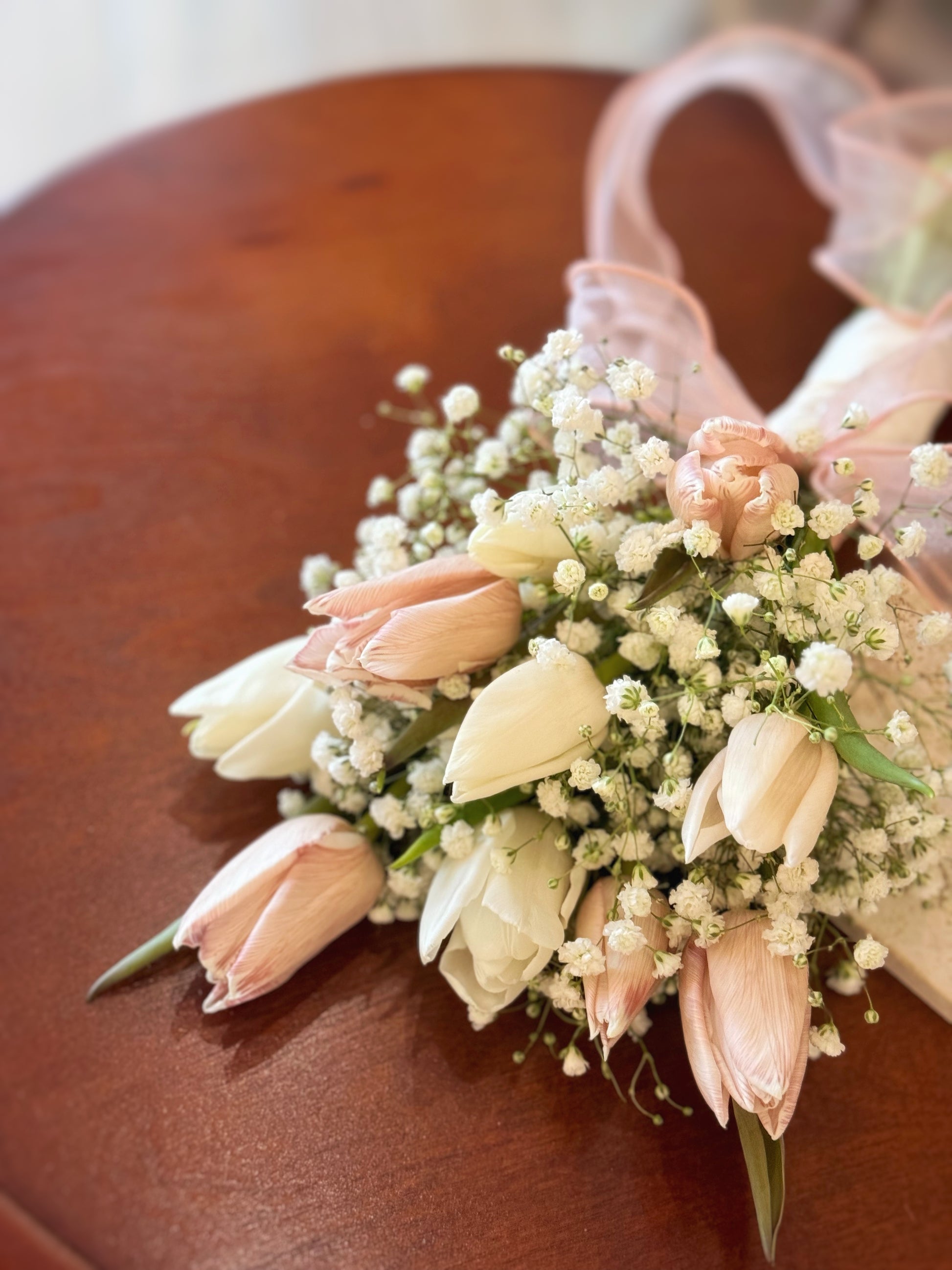 Bridal bouquet placed on a neutral-toned table, perfect for minimalist and romantic flat lay styling.
花束静置于浅色桌面,适合极简与浪漫风格的平铺拍摄。