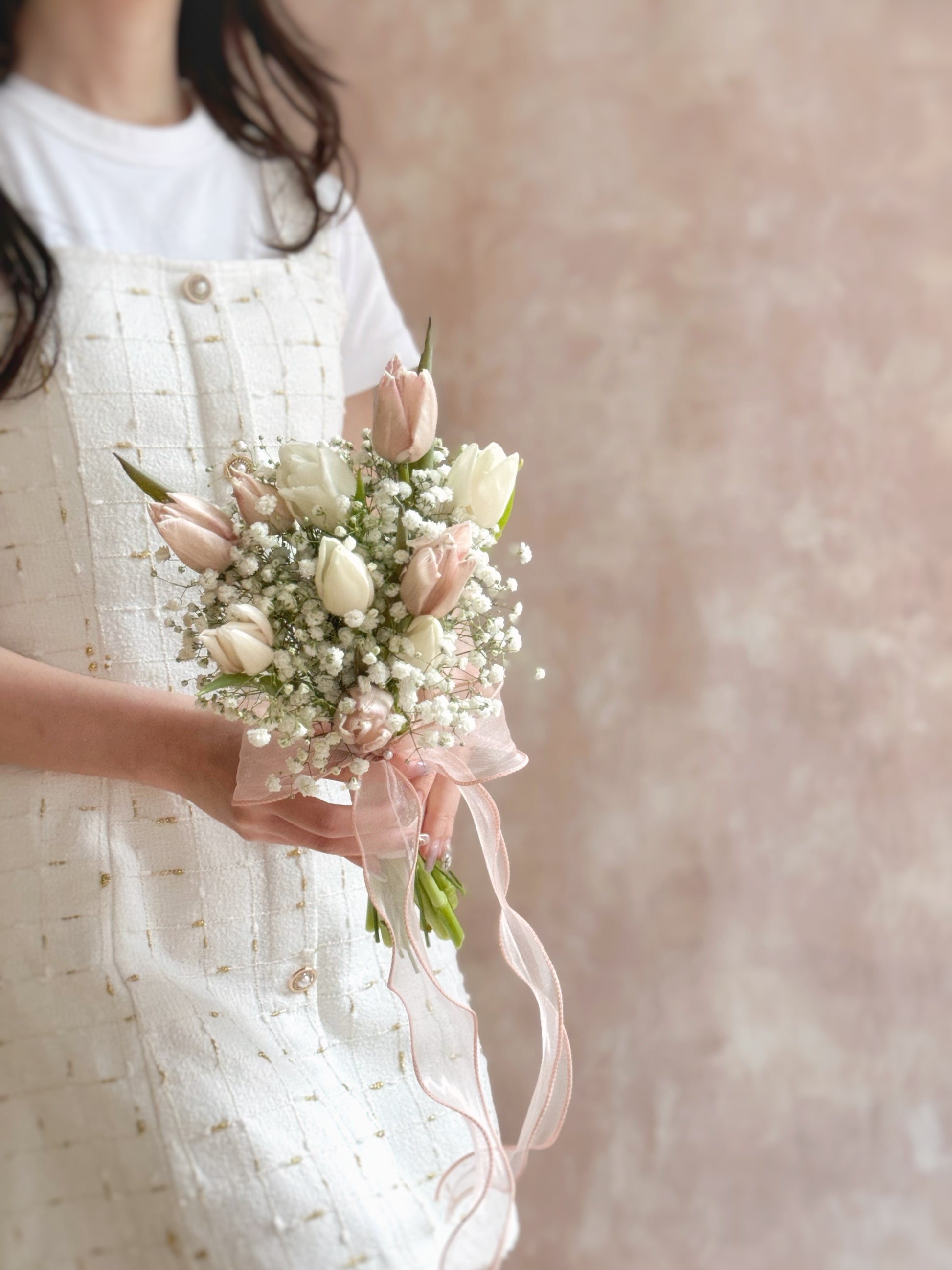Side view showing the bouquet’s natural dome shape, with layered tulips and delicate baby’s breath adding soft dimension.
 侧面视角展现花束自然圆润的轮廓,郁金香与满天星交错排列,营造细腻层次感