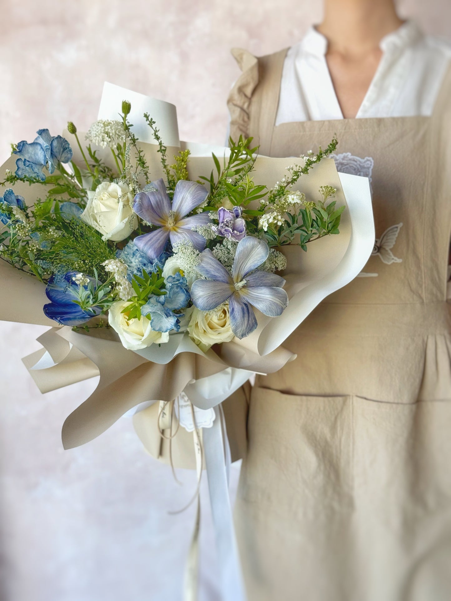 Bouquet held by model, highlighting the moody, artistic vibe of stem-dyed tulips and expressive wrapping in a modern look.
模特手持花束,展现染色郁金香与个性包装的艺术氛围,整体风格现代而梦幻