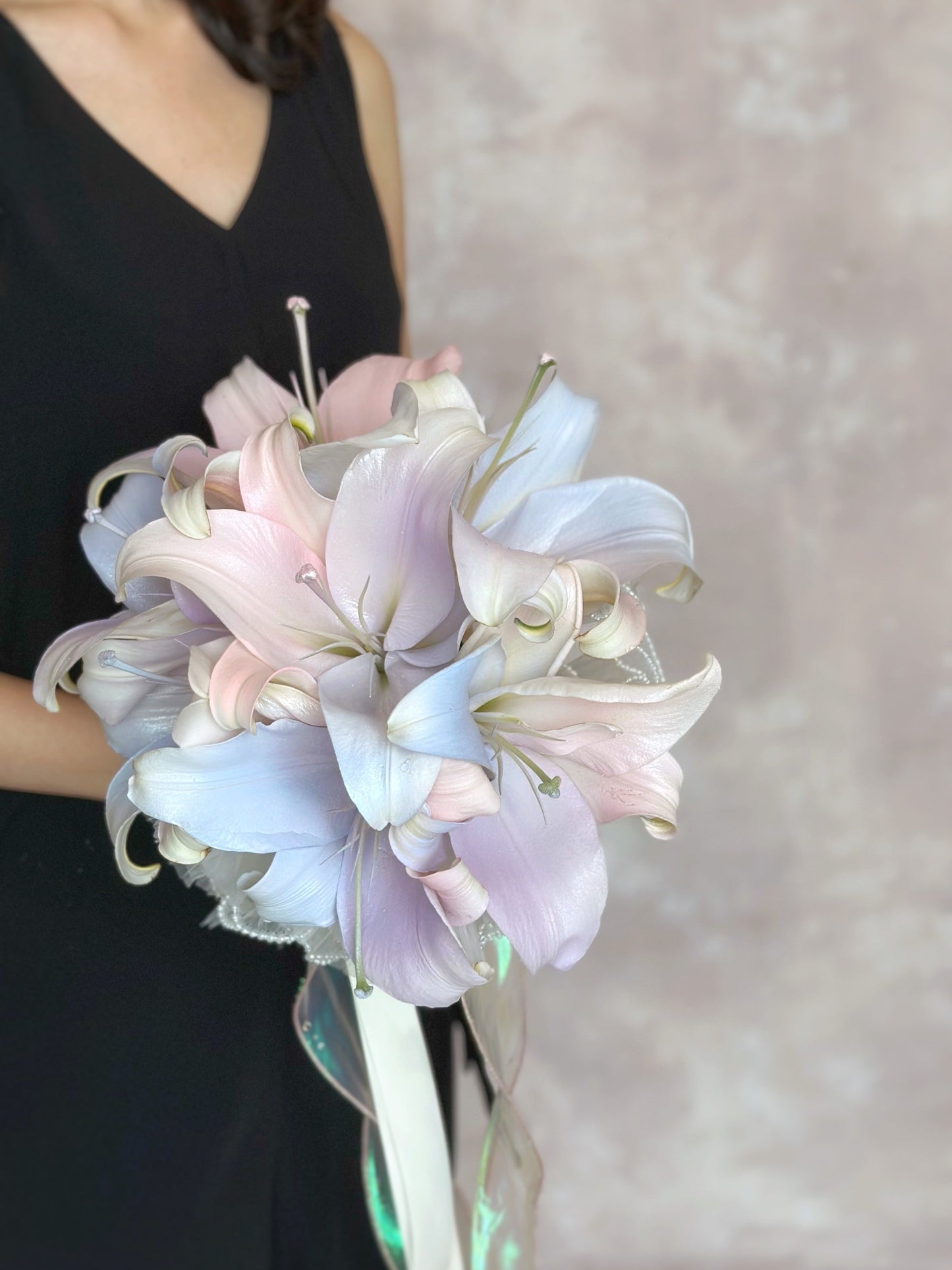 Ethereal pastel lilies in soft pink, blue, and lilac hues, creating a unique and romantic bridal bouquet
粉蓝紫渐变色百合打造轻盈浪漫的新娘捧花,极具特色