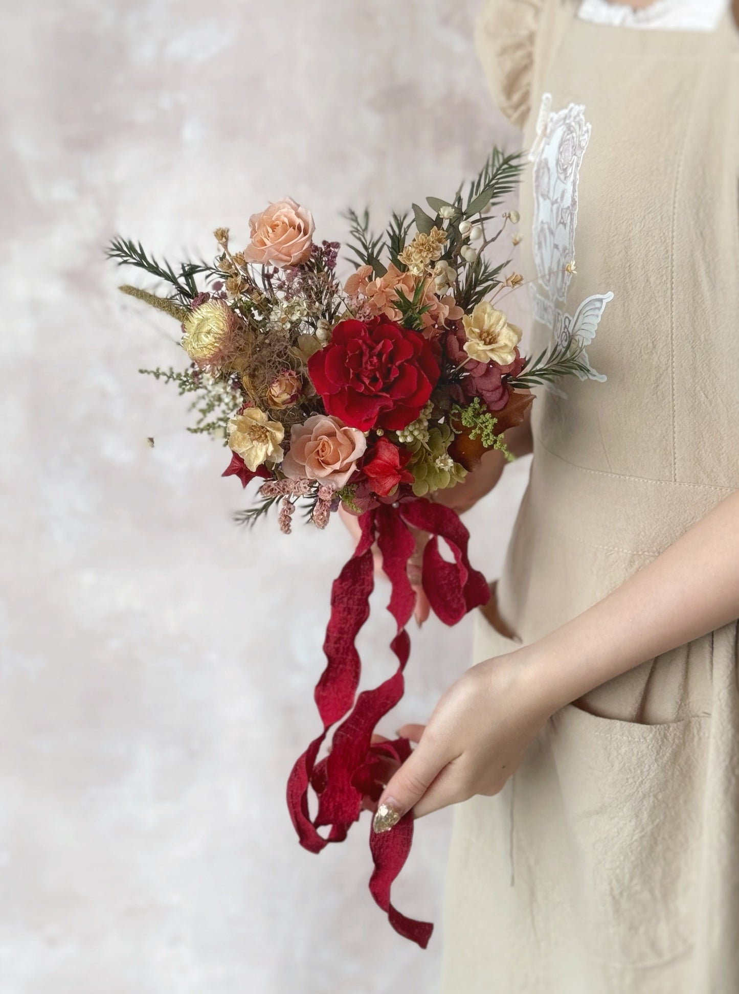 Faerie flame preserved flowers bridal bouquet adorable size. A side angle of the bouquet, showcasing its cascading elements and intricate layering of blooms and textures.
侧面视角展现捧花的层次感,垂坠花材与精致花朵交相辉映。