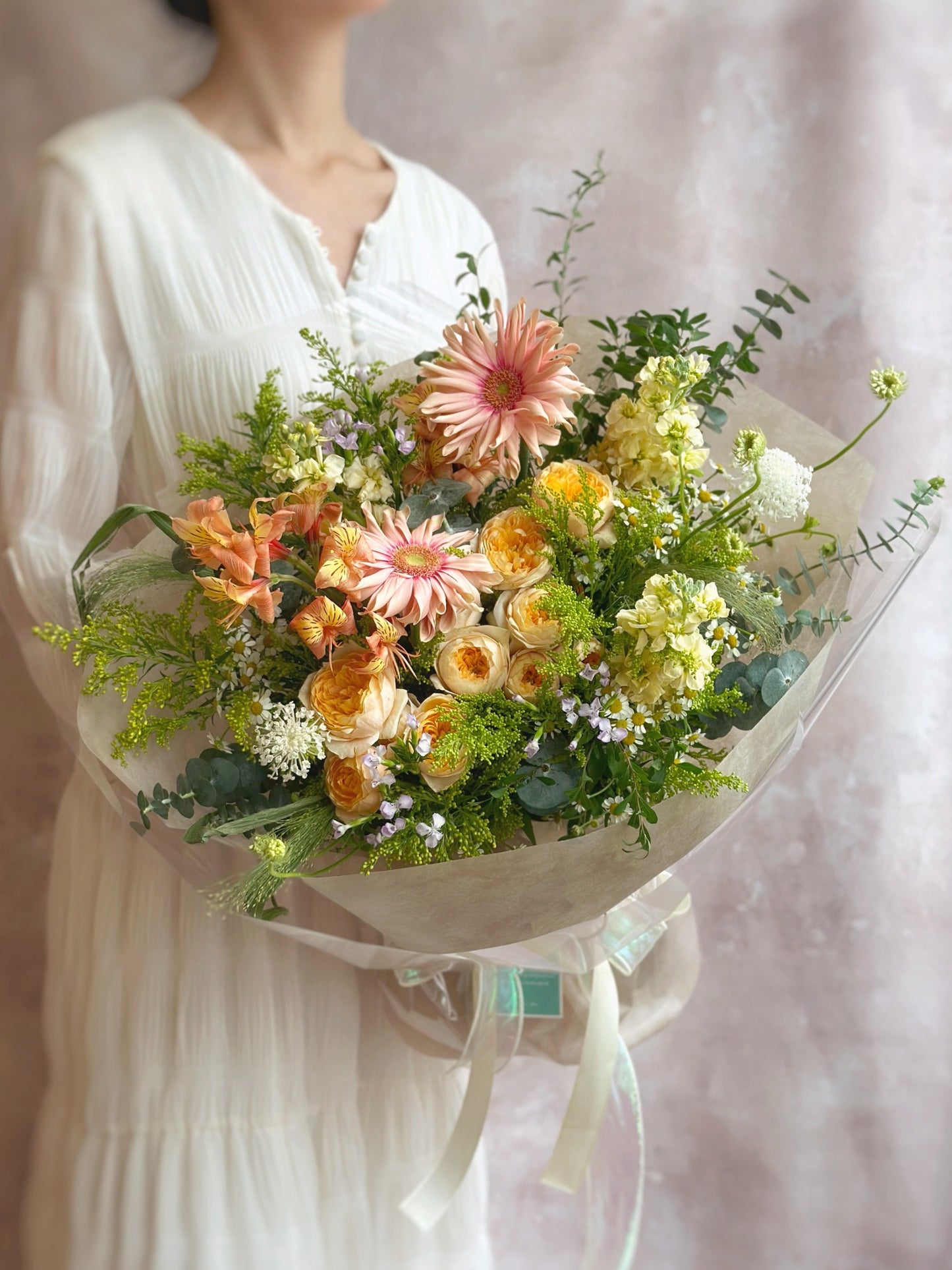 A model holding the enchanted forest bouquet, bringing the whimsical theme to life.
手持童话森林花束的生活照,展现梦幻童趣氛围。
