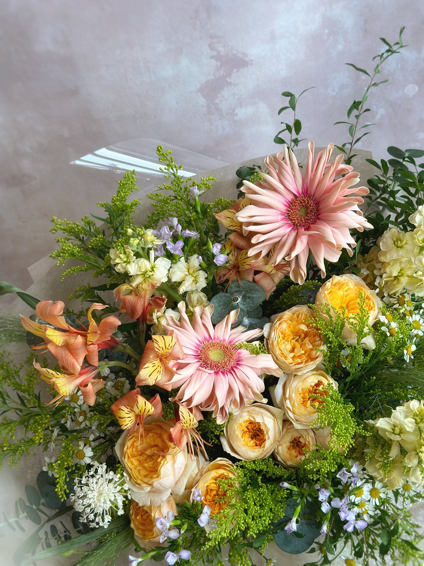 Close-up of magical-toned flowers from the fairytale bouquet, highlighting delicate textures and colors.
花束中梦幻色彩花朵的特写,细节丰富,色调柔和。