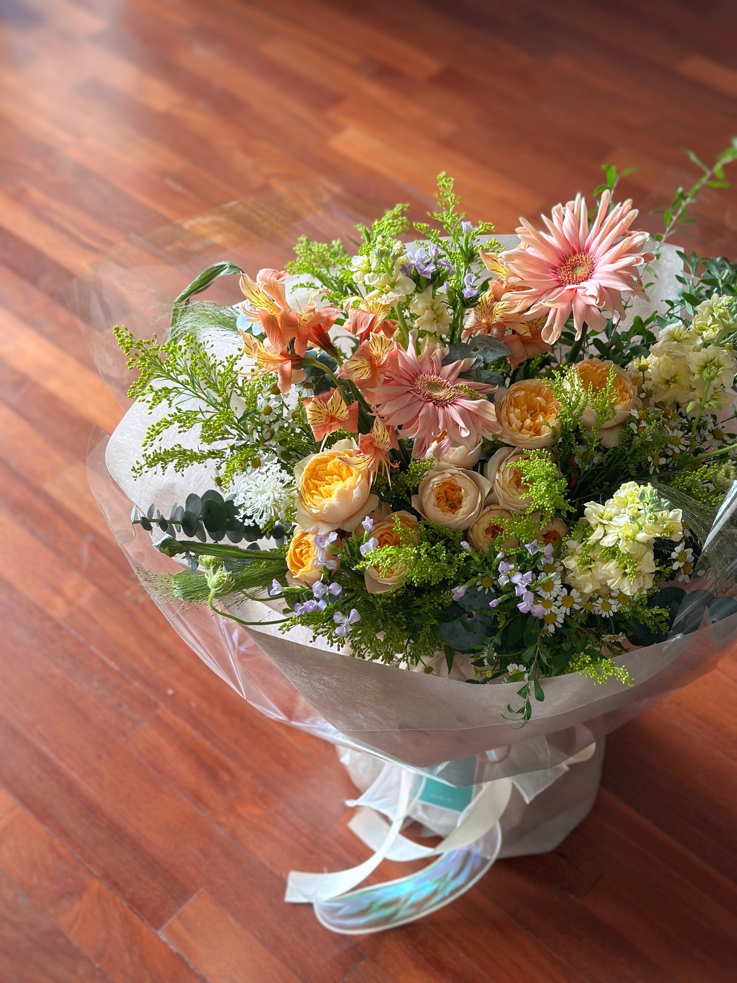 top-down view of the hand-tied bouquet revealing its rounded shape and fairytale-inspired color palette.
从上方拍摄,展现手绑花束的圆润结构与童话配色。