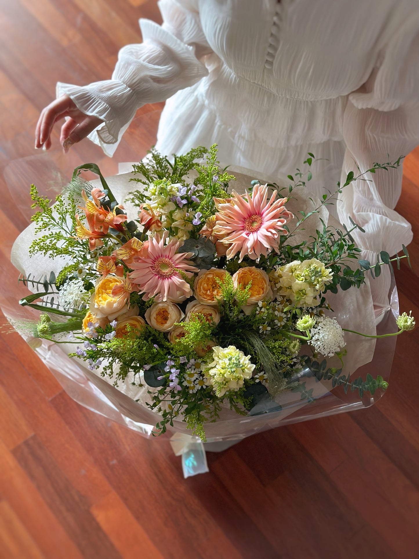 A whimsical fairytale forest-inspired hand-tied bouquet with a magical mix of seasonal blooms.
中: 正面拍摄的奇幻童话森林主题手绑花束,呈现梦幻色彩与多样花材的组合。