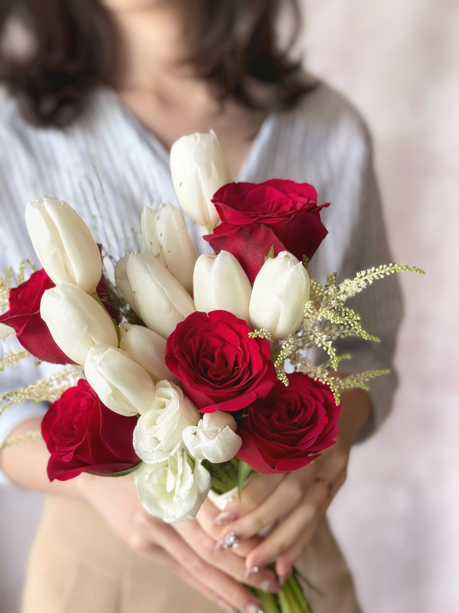 A romantic tulip bouquet held by the bride, symbolizing love, passion, and purity
新娘手持浪漫郁金香捧花,象征爱情、热情与纯洁