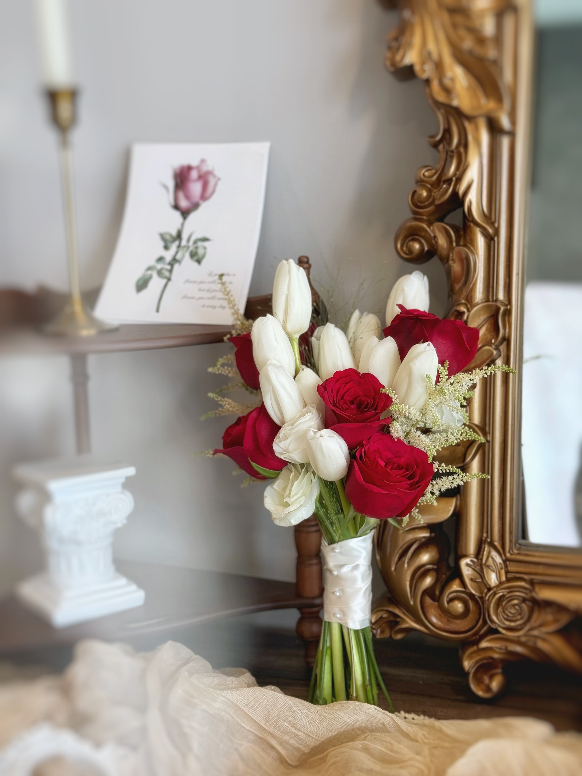 Classic red and white tulips beautifully arranged for a sophisticated wedding bouquet
经典红白郁金香精心搭配,打造高雅婚礼花束