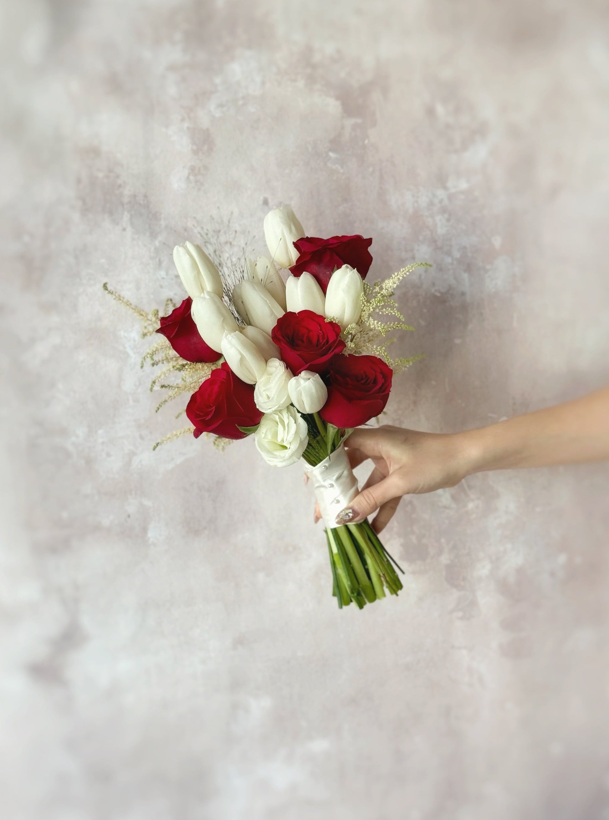 The classic contrast of red and white tulips creates a bold yet sophisticated bridal bouquet
红白郁金香的经典对比,打造大胆而高雅的新娘捧花
