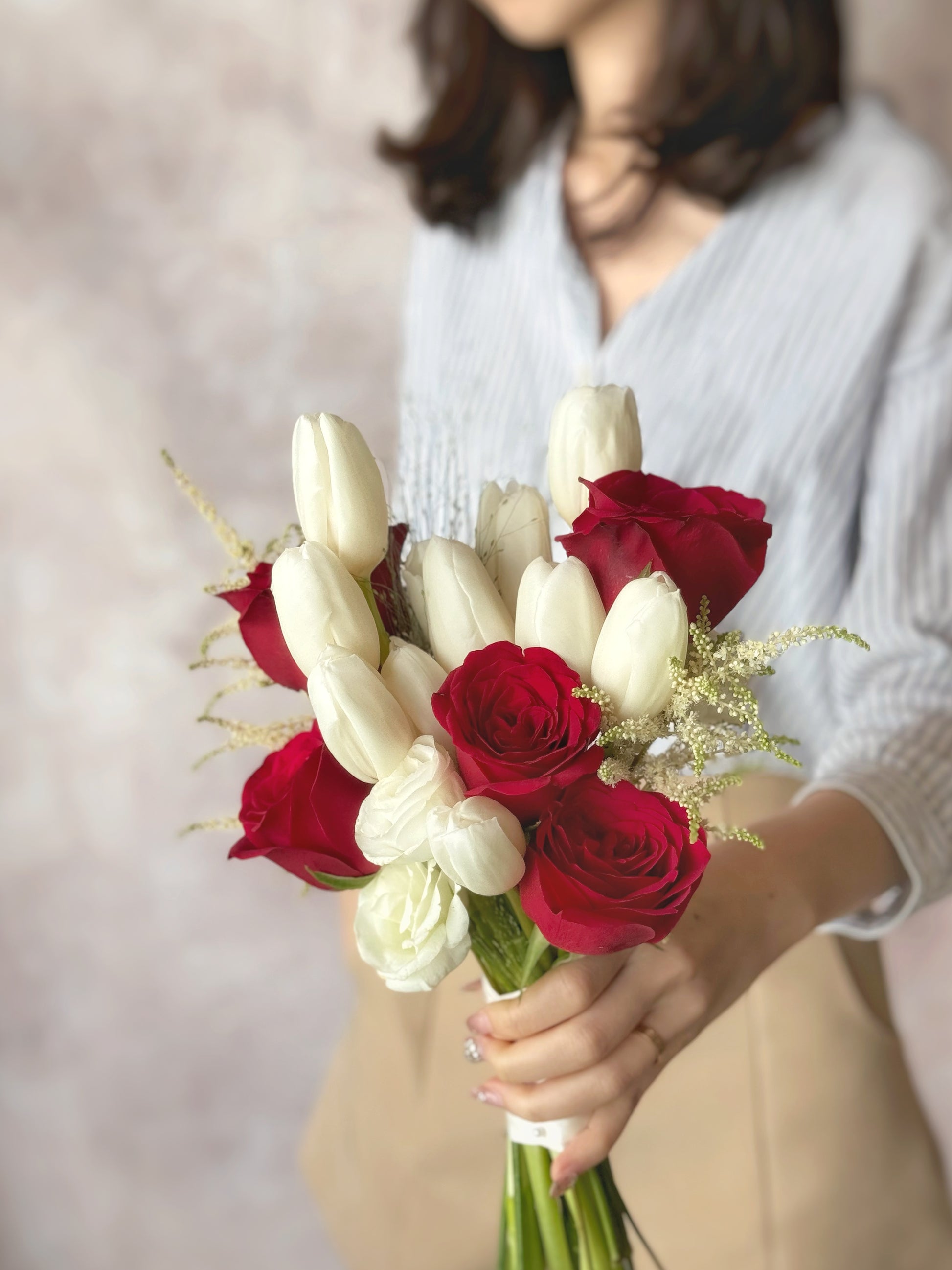 A stunning red and white tulip arrangement, perfect for an elegant and romantic wedding
华丽的红白郁金香花束,适合优雅浪漫的婚礼