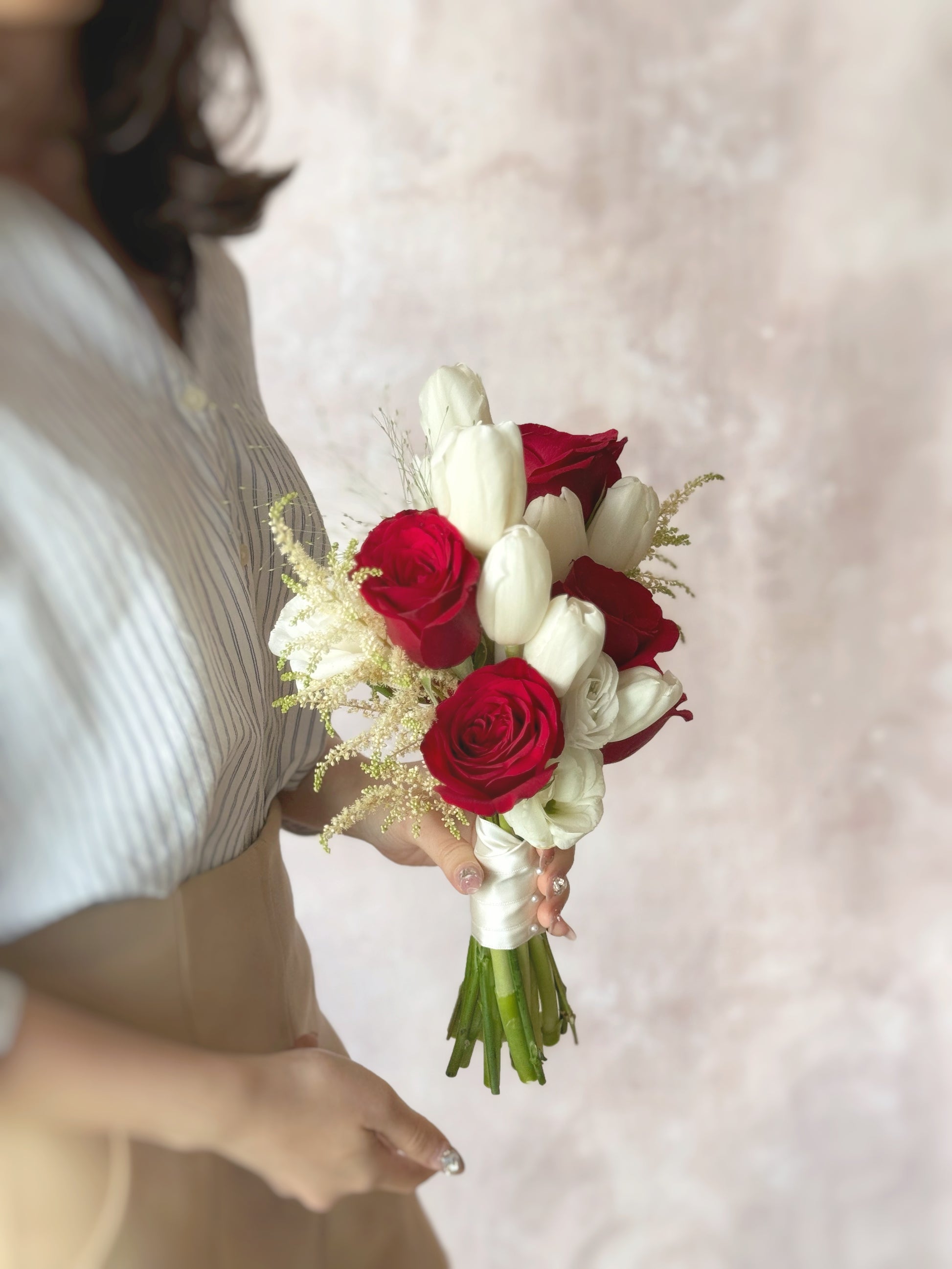 Elegant tulip petals arranged in a stunning red and white bridal bouquet
优雅郁金香花瓣,精心搭配成华丽红白新娘捧花