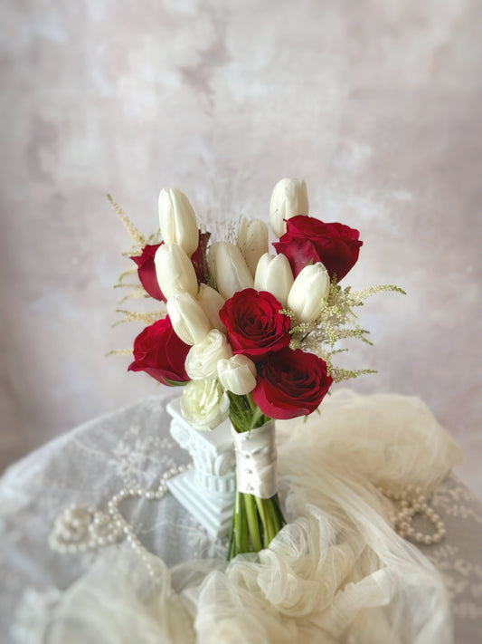 A timeless tulip bridal bouquet in classic red and white, symbolizing love and purity
经典红白郁金香新娘捧花,象征爱情与纯洁