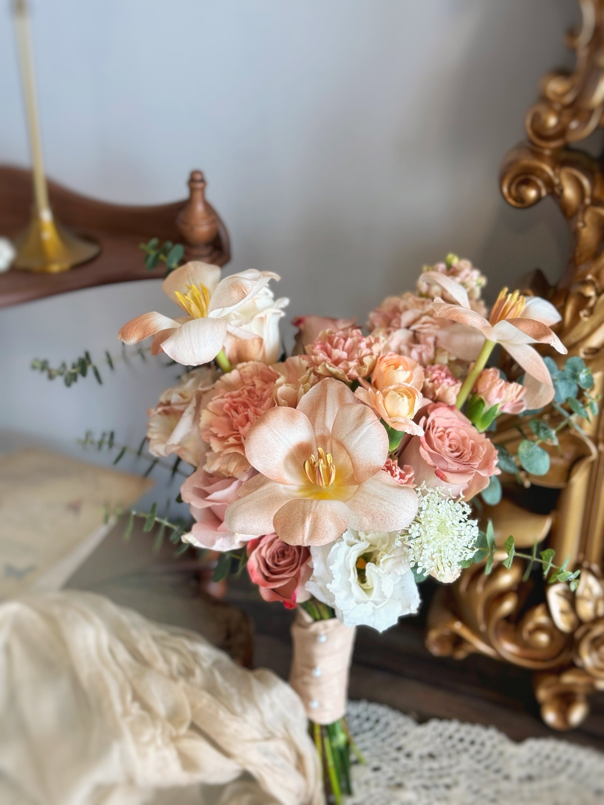 Soft and elegant bridal bouquet with cappuccino roses, pastel florals, and olive green accents, resting on a table for a dreamy aesthetic
温暖柔和色调的新娘捧花,兼具质朴与优雅,象征浪漫与自然之美