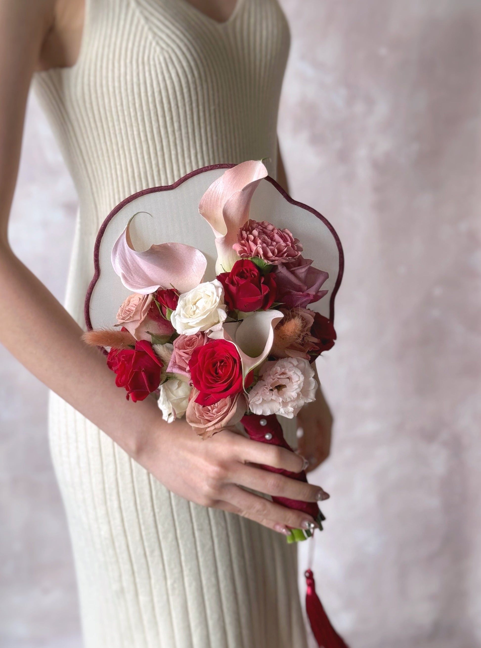 Close-up of a handcrafted Chinese bridal fan bouquet, showcasing fresh flower details on a traditional fan
手工制作的中式新娘扇花束特写,展现鲜花细节与传统扇的完美结合