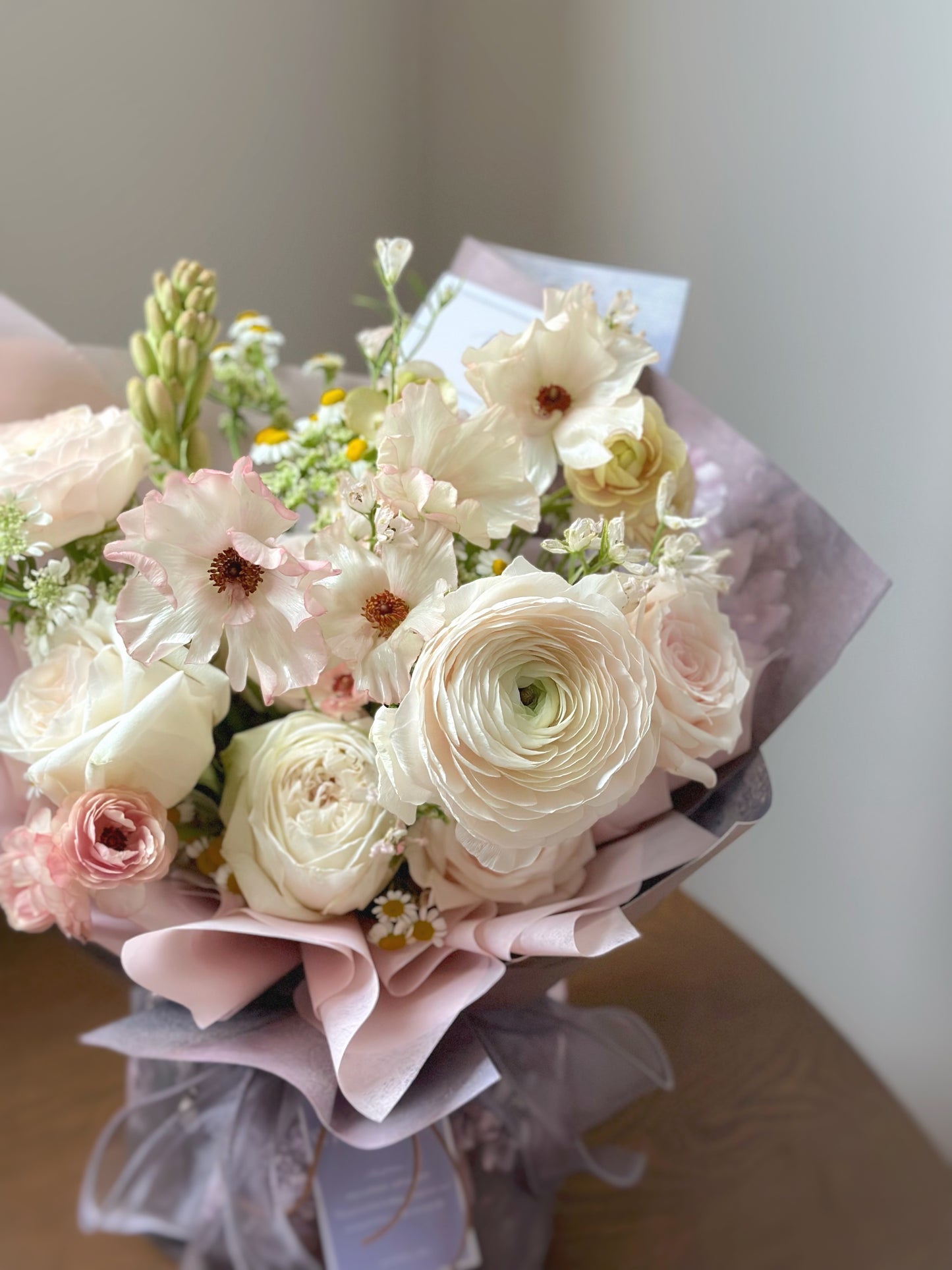 Close-up of cream and blush petals with fine texture and soft lighting.
奶油色与粉色花瓣的特写,质感细腻,光线柔和。