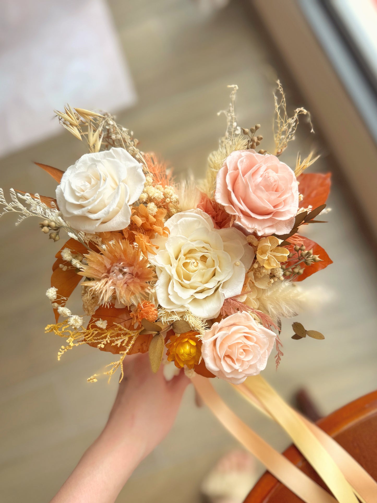 : Close-up of preserved rose petals and autumn-toned foliage, revealing intricate floral textures and romantic detail.
特写镜头聚焦永生玫瑰花瓣与秋色叶材,细节丰富,散发柔美浪漫气息。
