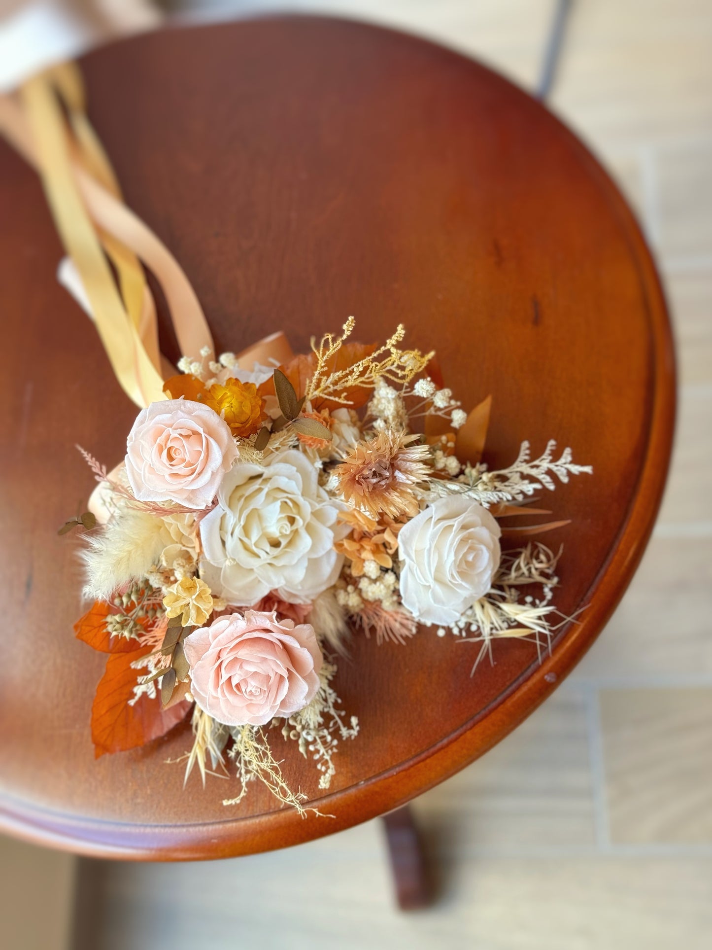 Bouquet displayed on a table surface or stand, emphasizing its fan shape and curated preserved flower details — a lasting keepsake.
花束陈列在桌面或展示架上,扇形结构与花材细节一览无遗,是值得珍藏的长久纪念。