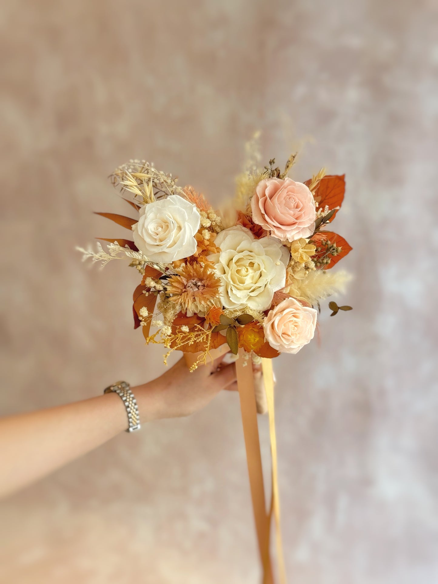Top-down view of the bouquet highlighting the curved symmetry and soft color transitions from warm beige to honey cream and nude pink.
俯视图展示扇形对称结构与色彩渐变,从暖米色、蜜奶油到裸粉色自然过渡,温柔典雅。