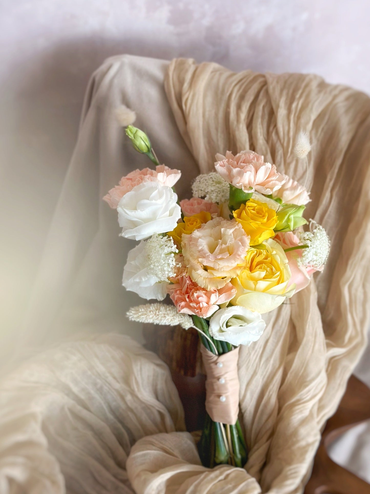 A soft yet vibrant fresh flowers bridal bouquet arrangement combining warm peach eustoma flowers and sunshine yellow hues roses
柔和蜜桃粉与暖阳黄色花卉相结合,温馨明亮