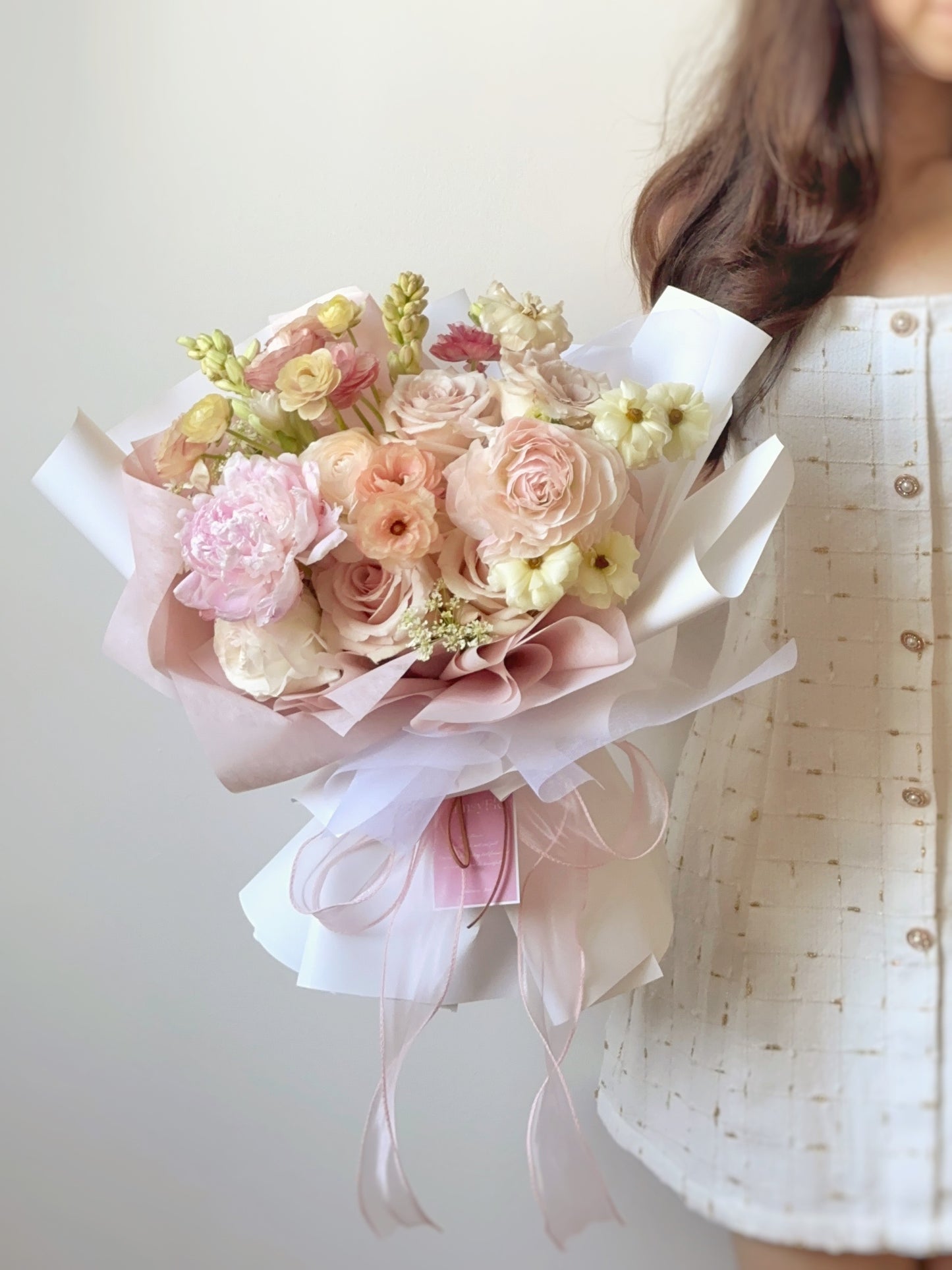 Close-up of delicate blush-toned petals and sheer ribbon, highlighting the subtle romantic touches.
特写镜头呈现柔粉花瓣与薄纱蝴蝶结,细节尽显浪漫气息。