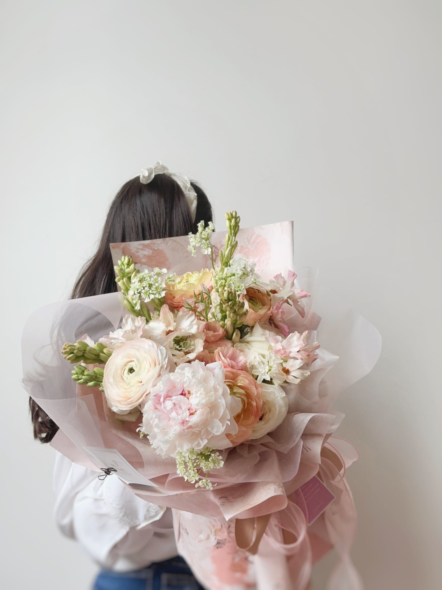 Side view of the majestic size blush pink bouquet revealing layered blooms and delicate wrapping for a feminine, graceful look.
侧面角度展示粉色花束的层次感与精致包装,突显优雅柔和风格。