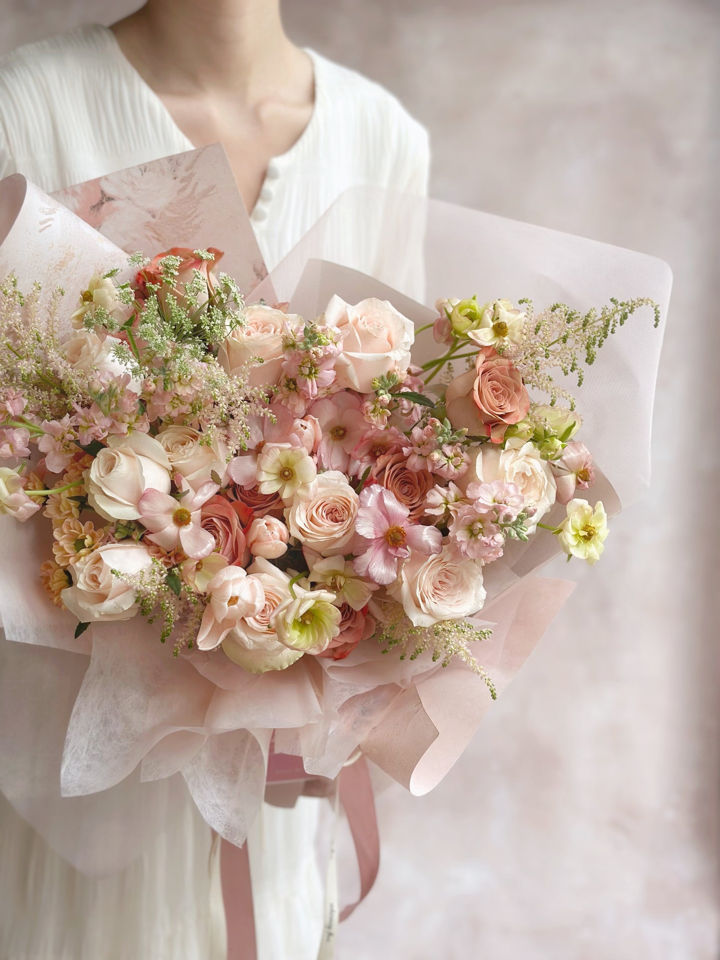 A model holding the majestic size soft blush bouquet, styled for girly elegance and simplicity.
手持柔粉花束的生活照,展现简约又充满少女气息的美感。